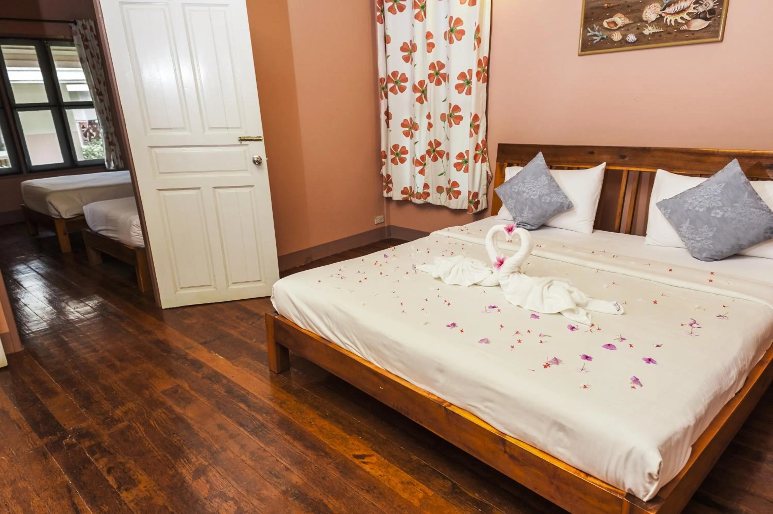 Photo of the whole room, Bed in Koh Tao Coral Grand Resort