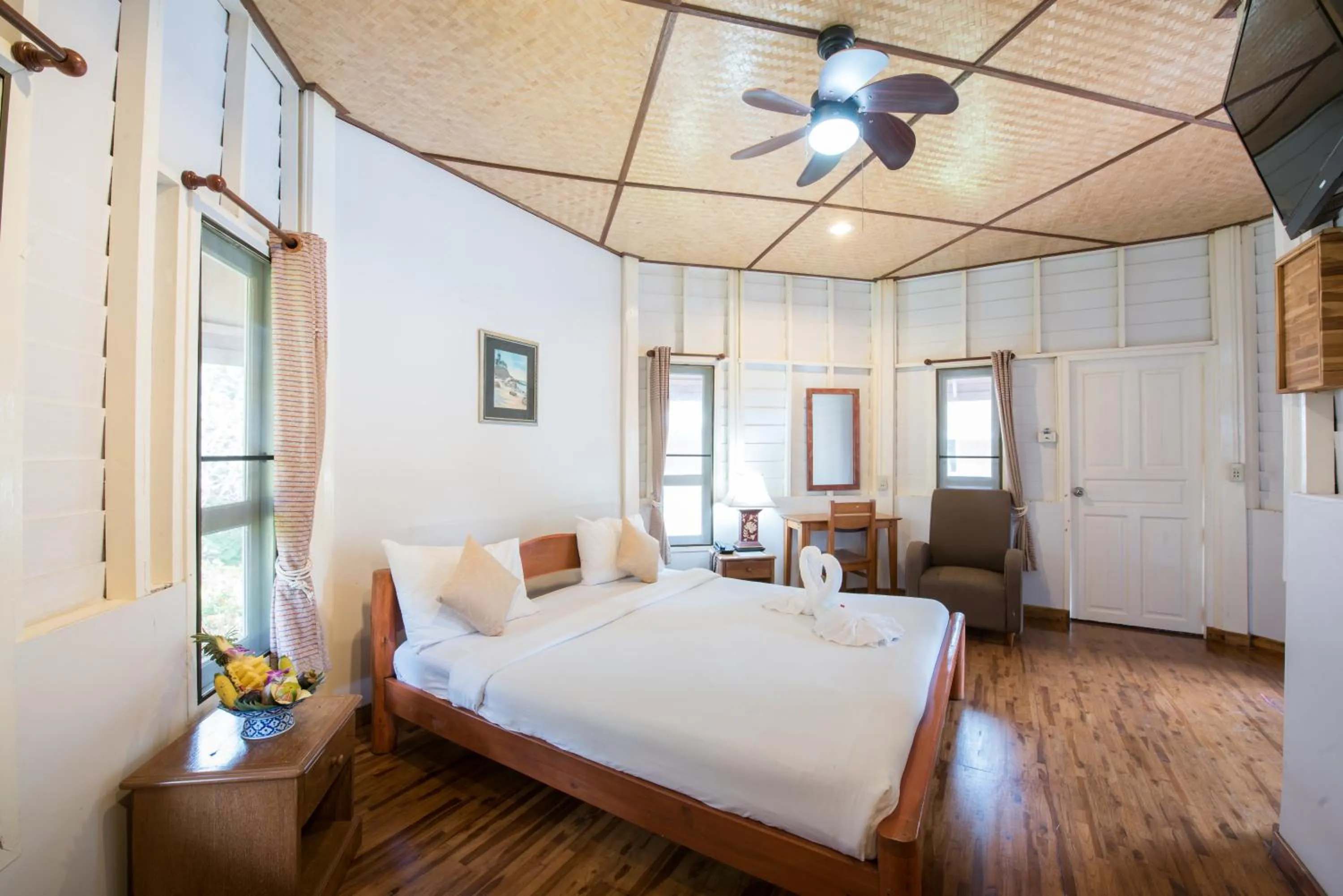 Bedroom, Bed in Koh Tao Coral Grand Resort