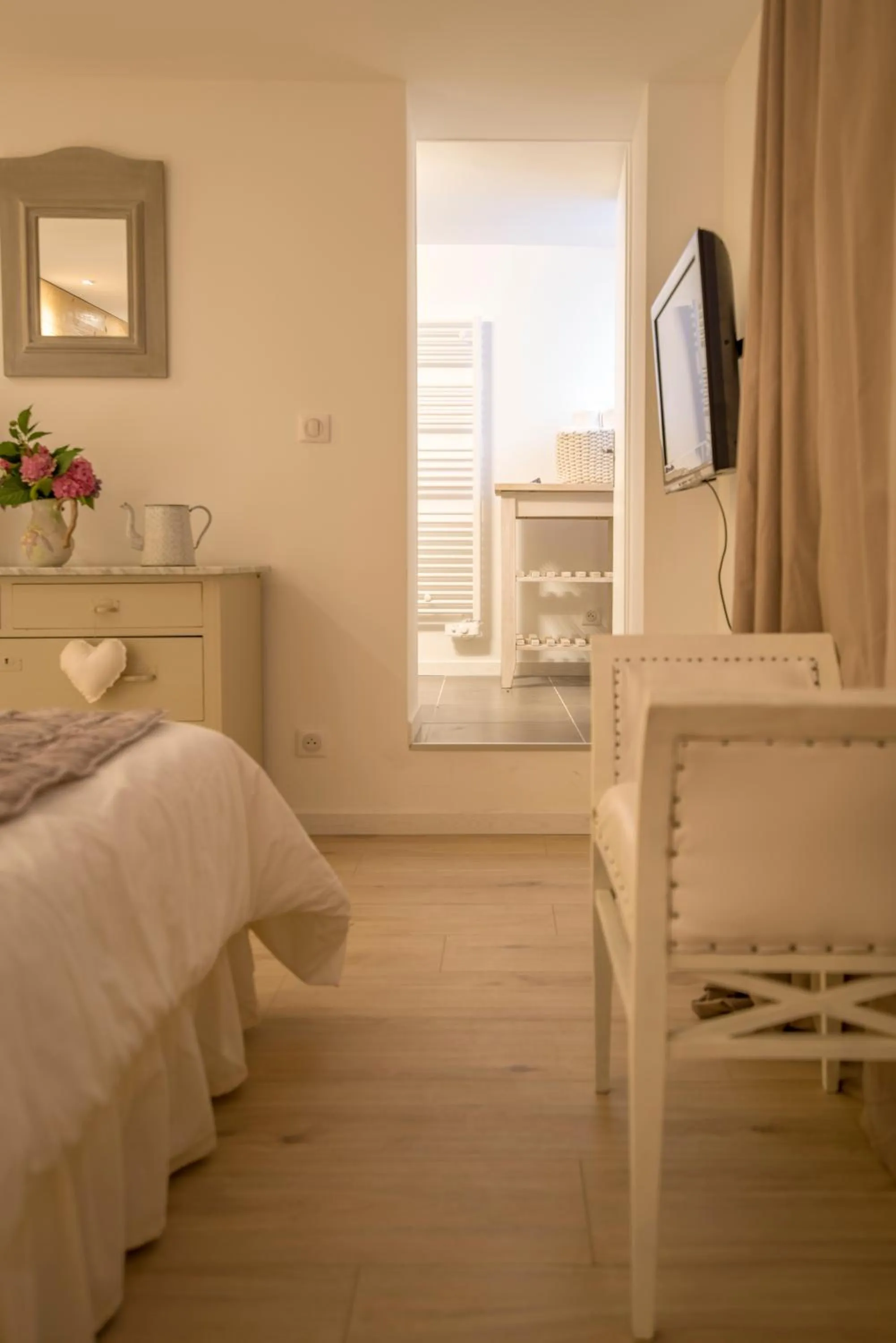 Photo of the whole room, Bed in La Grange aux Coqs