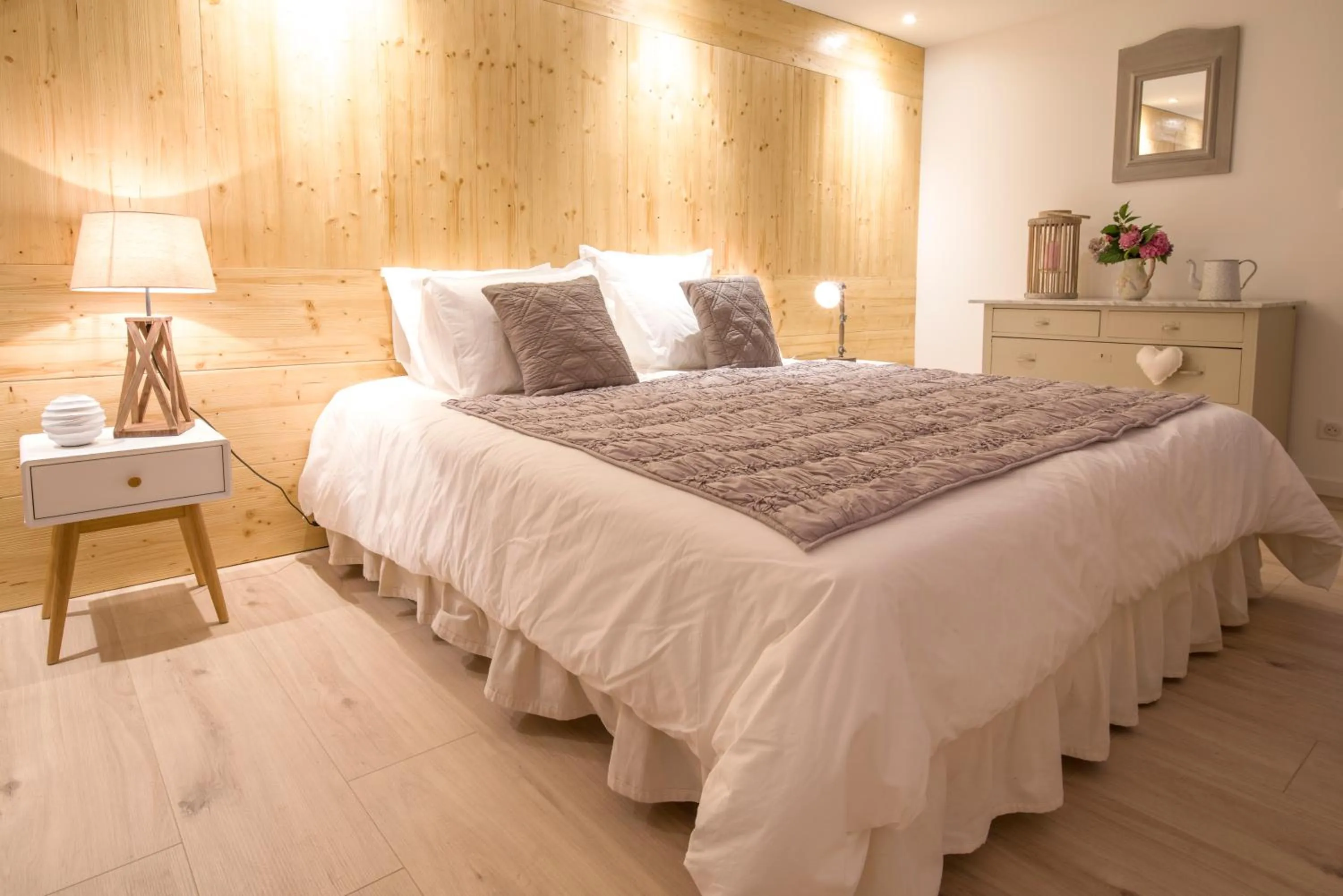 Photo of the whole room, Bed in La Grange aux Coqs