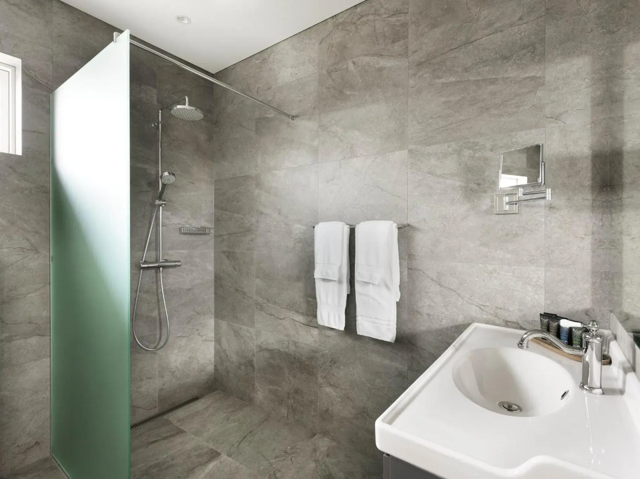 Bathroom in Hotel Grimsborgir by Keahotels Bathroom in Hotel Grimsborgir by Keahotels