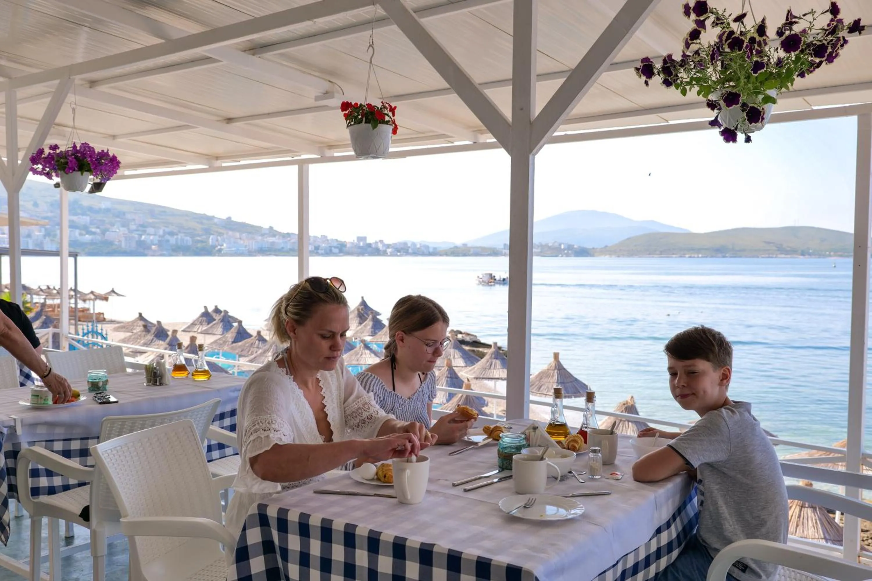 Restaurant/places to eat in Oceanic Overview Suites