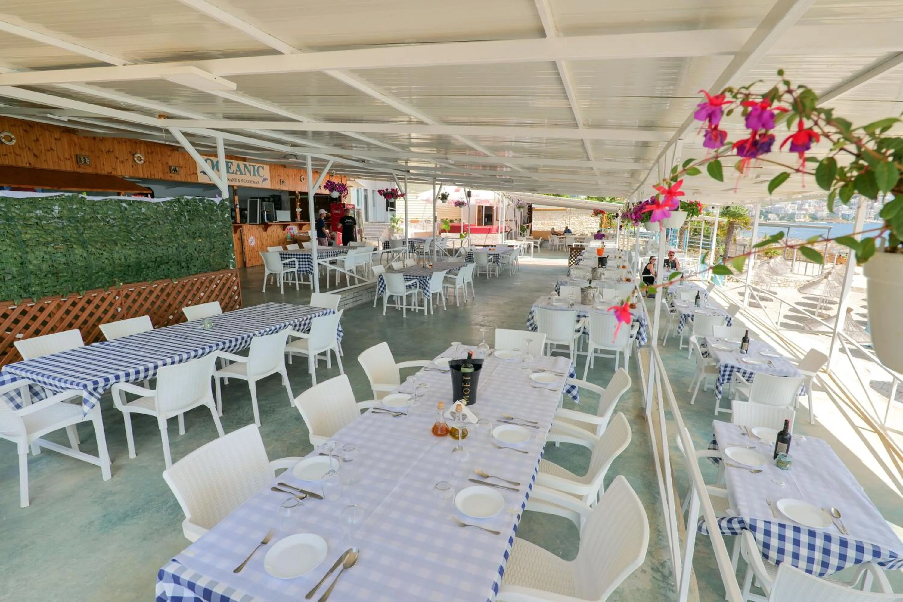 Restaurant/places to eat in Oceanic Overview Suites