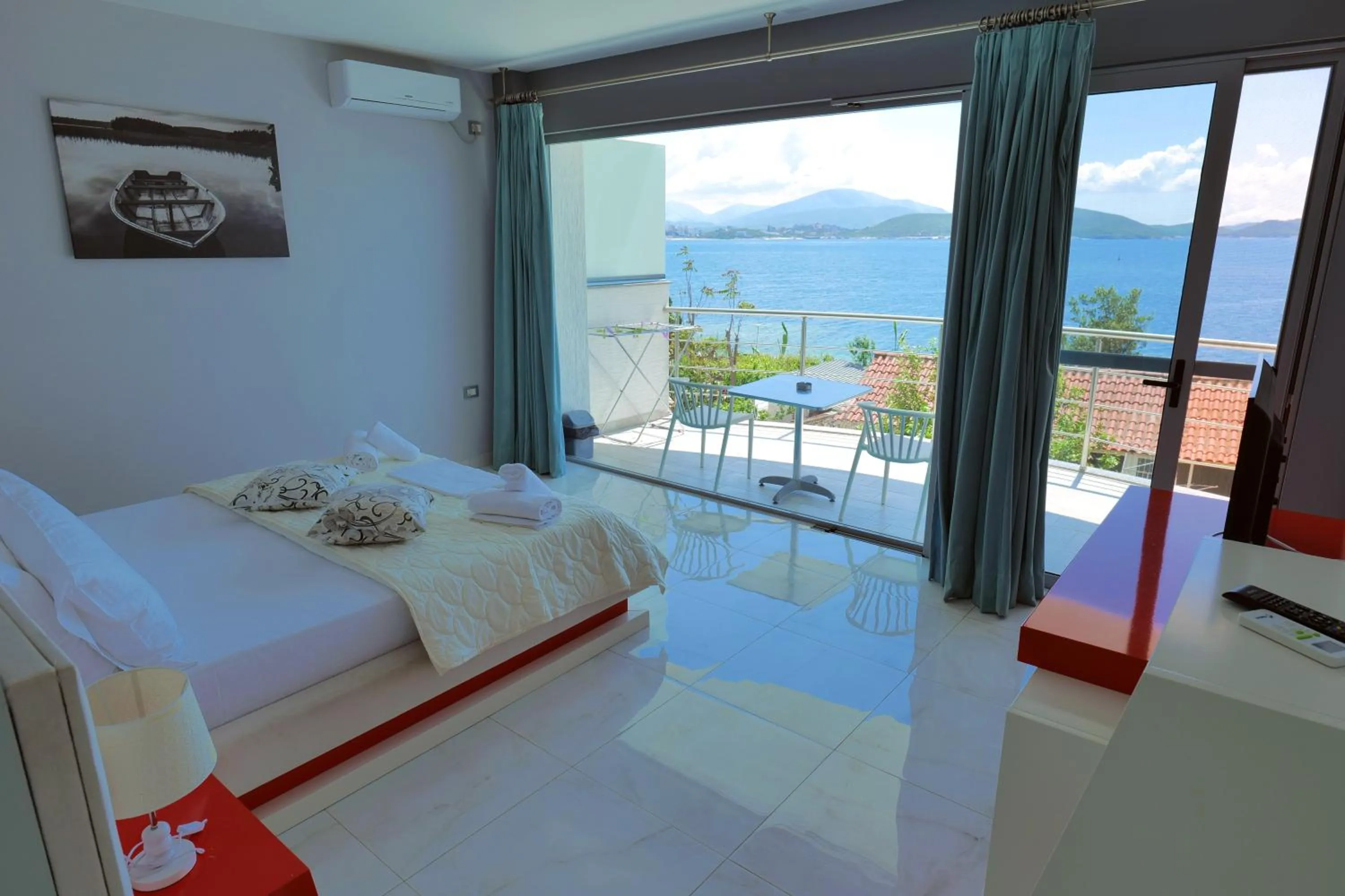 Balcony/Terrace, Bed in Oceanic Overview Suites