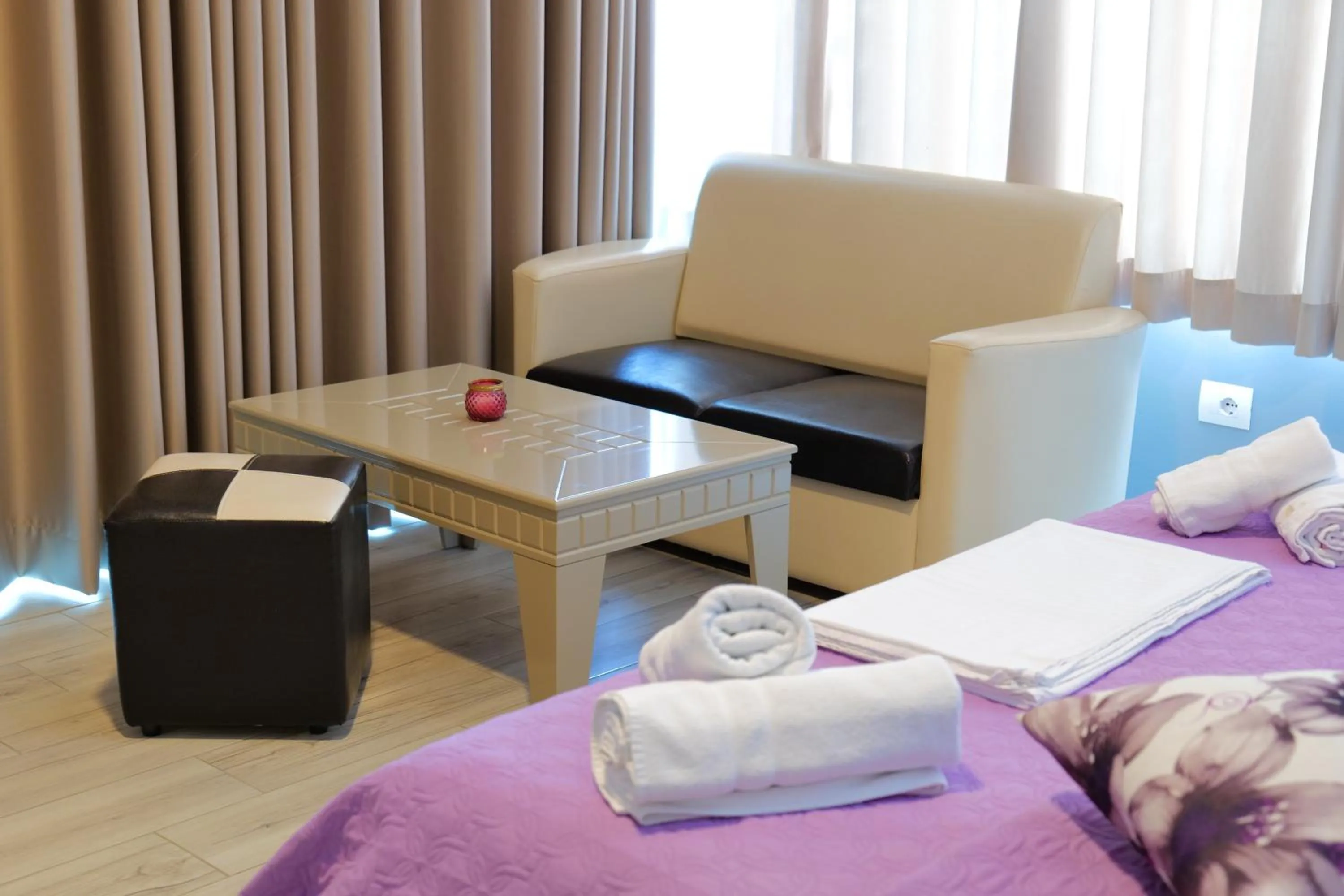 Photo of the whole room, Bed in Oceanic Overview Suites