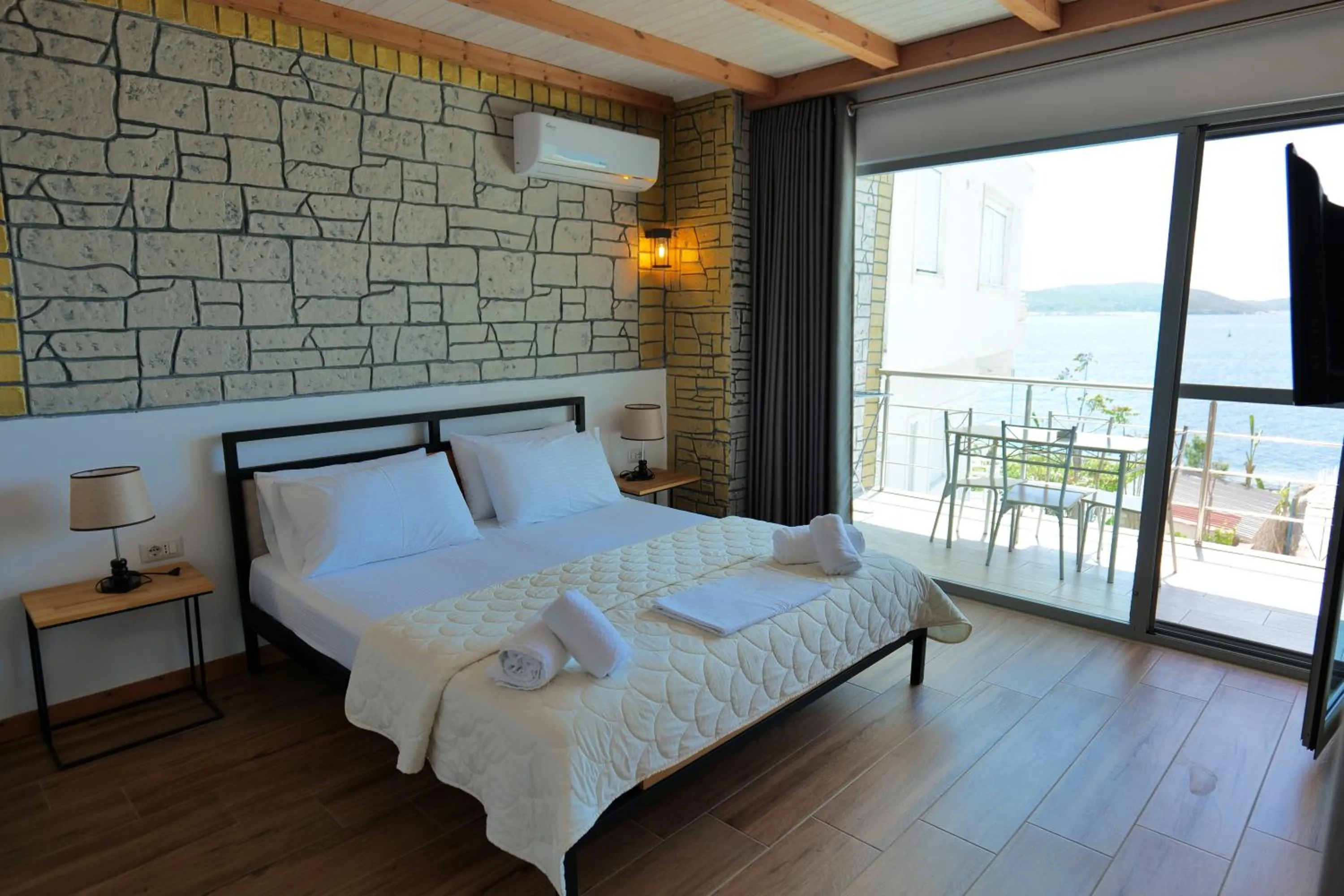 Bed in Oceanic Overview Suites