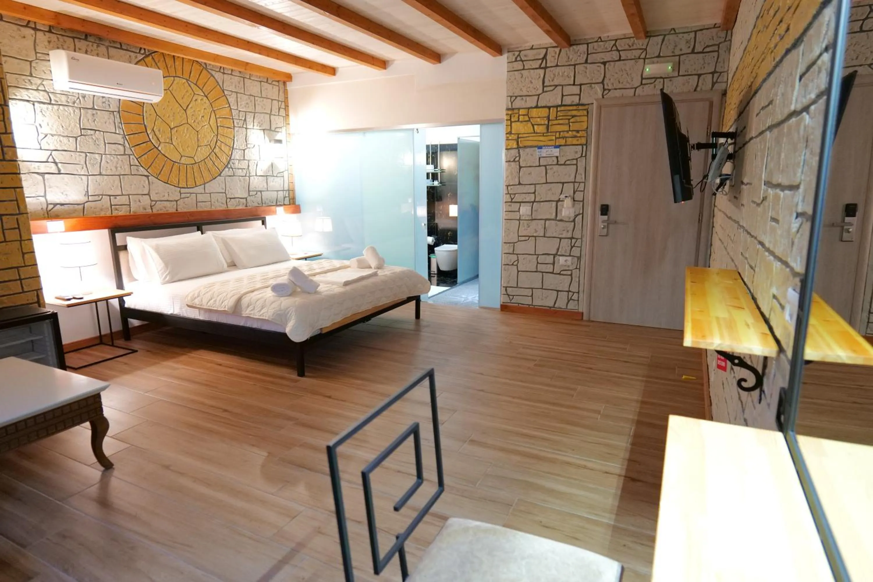 Photo of the whole room, Bed in Oceanic Overview Suites