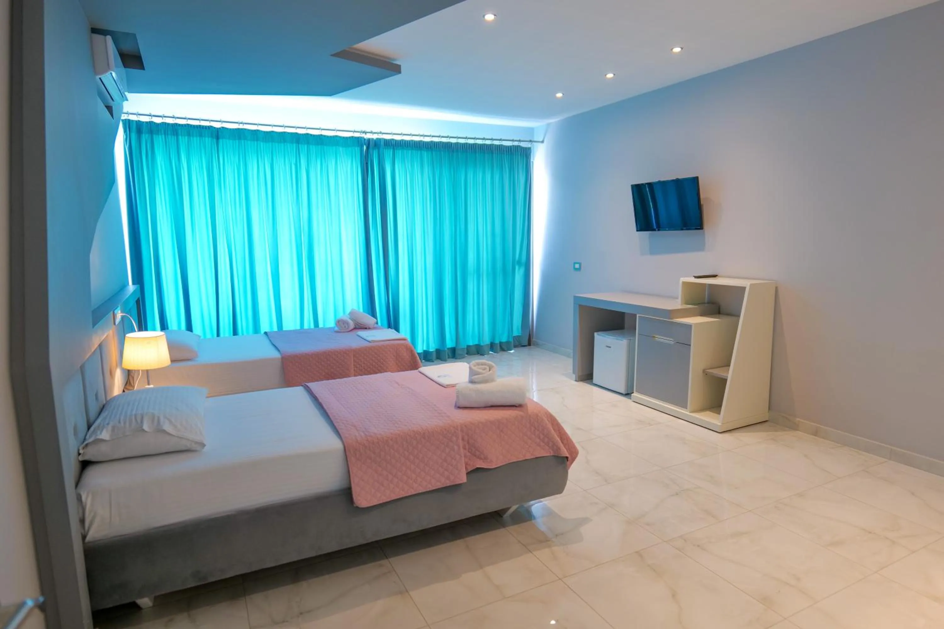 Bed in Oceanic Overview Suites