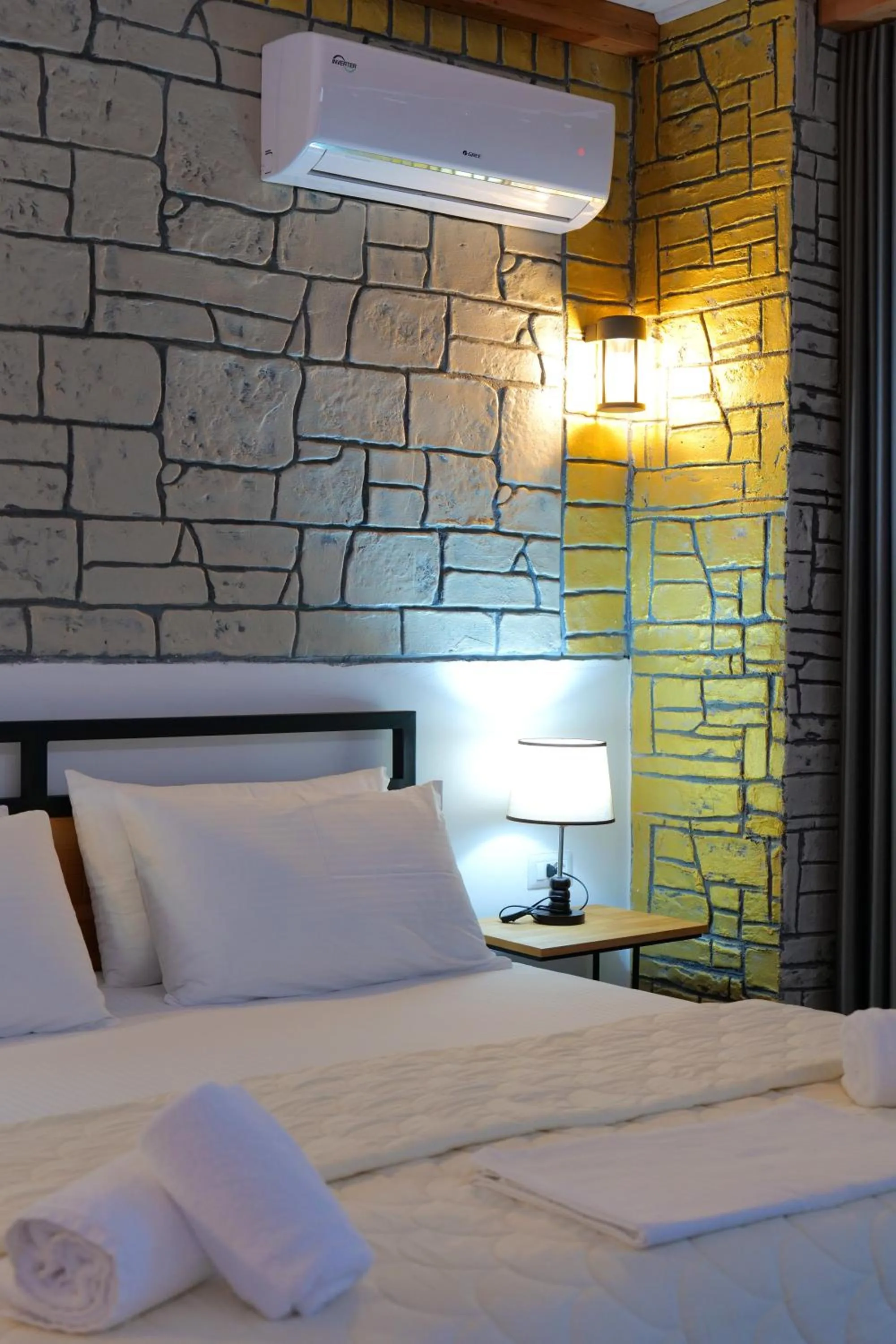 Bed in Oceanic Overview Suites