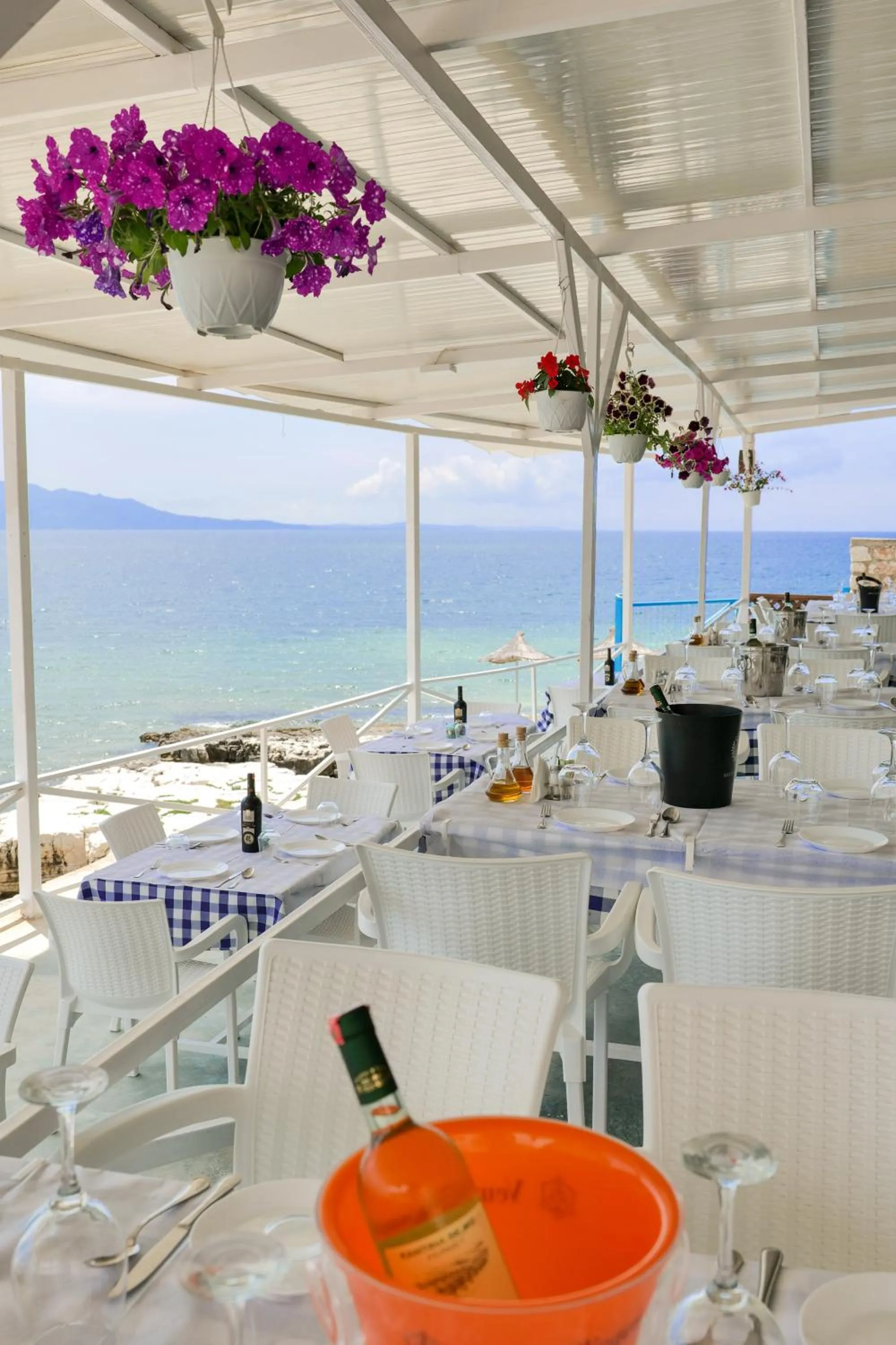 Restaurant/places to eat in Oceanic Overview Suites