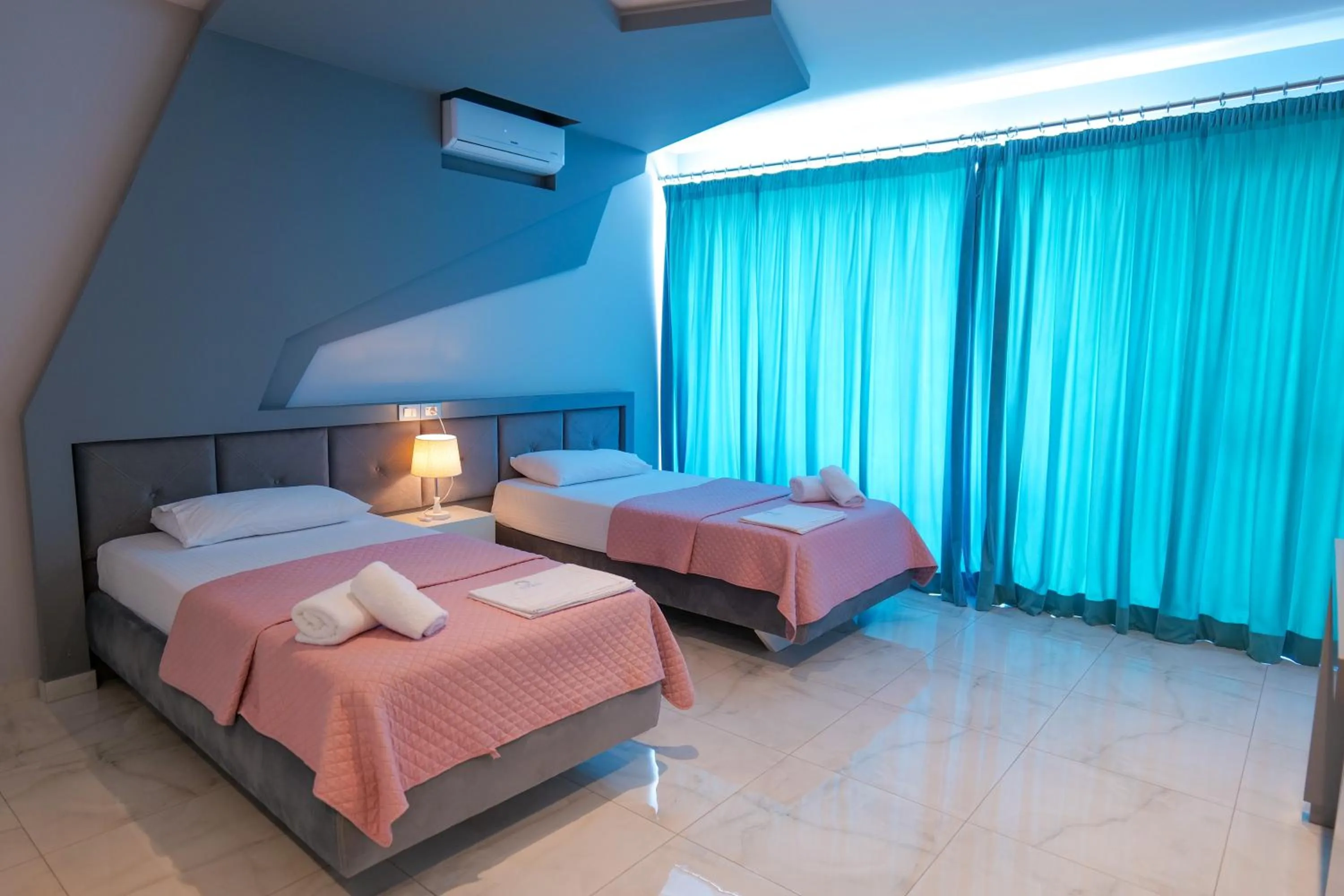 Bed in Oceanic Overview Suites