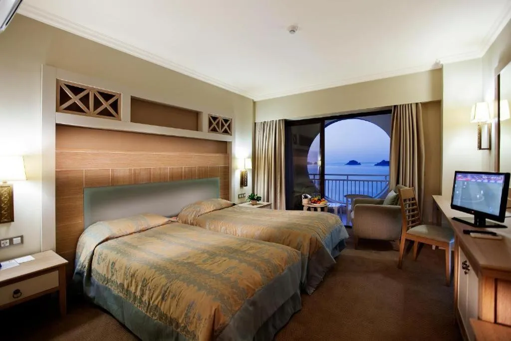 Photo of the whole room, Bed in Quadas Hotel - Adult Only
