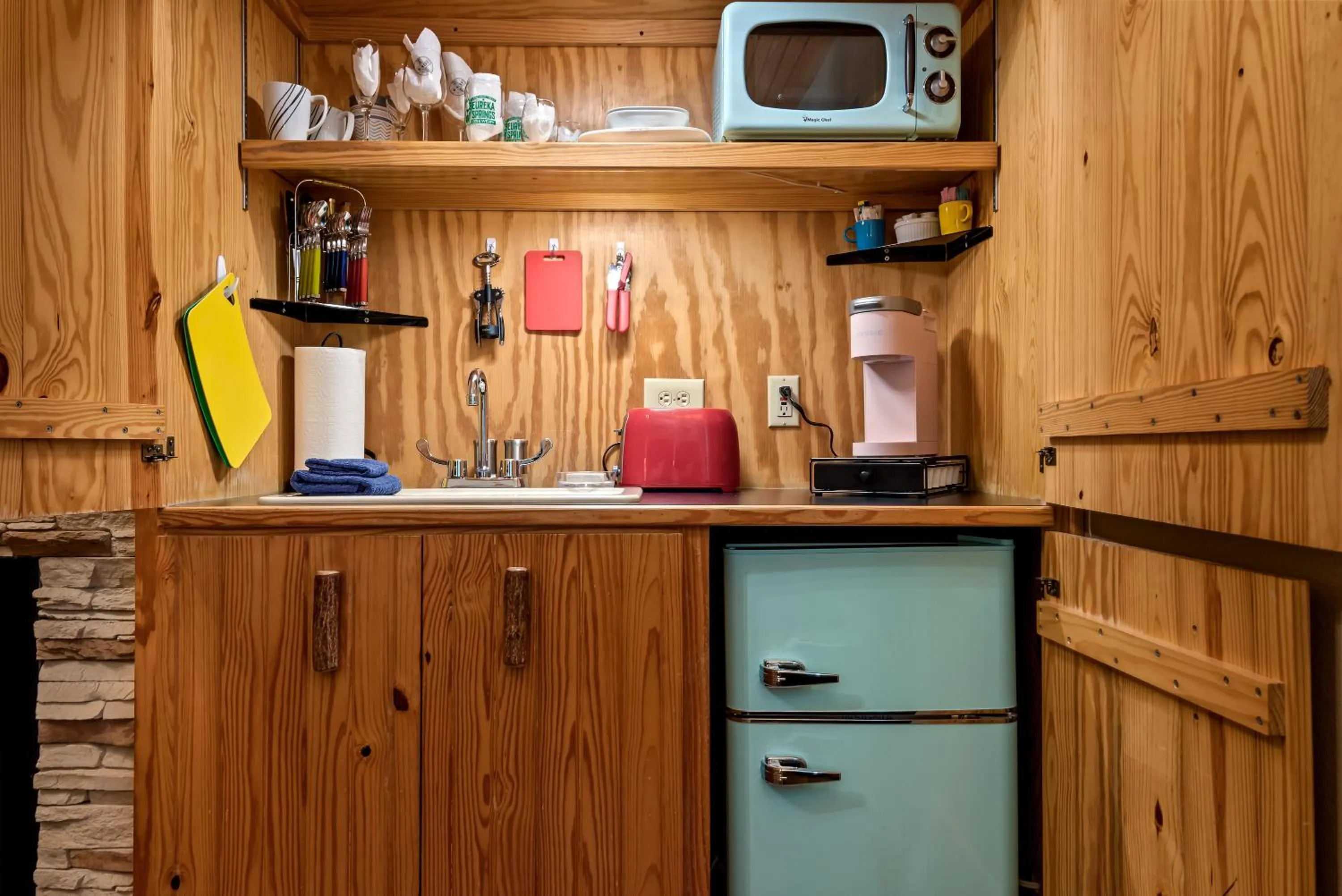 Kitchen or kitchenette in The Woods Cabins