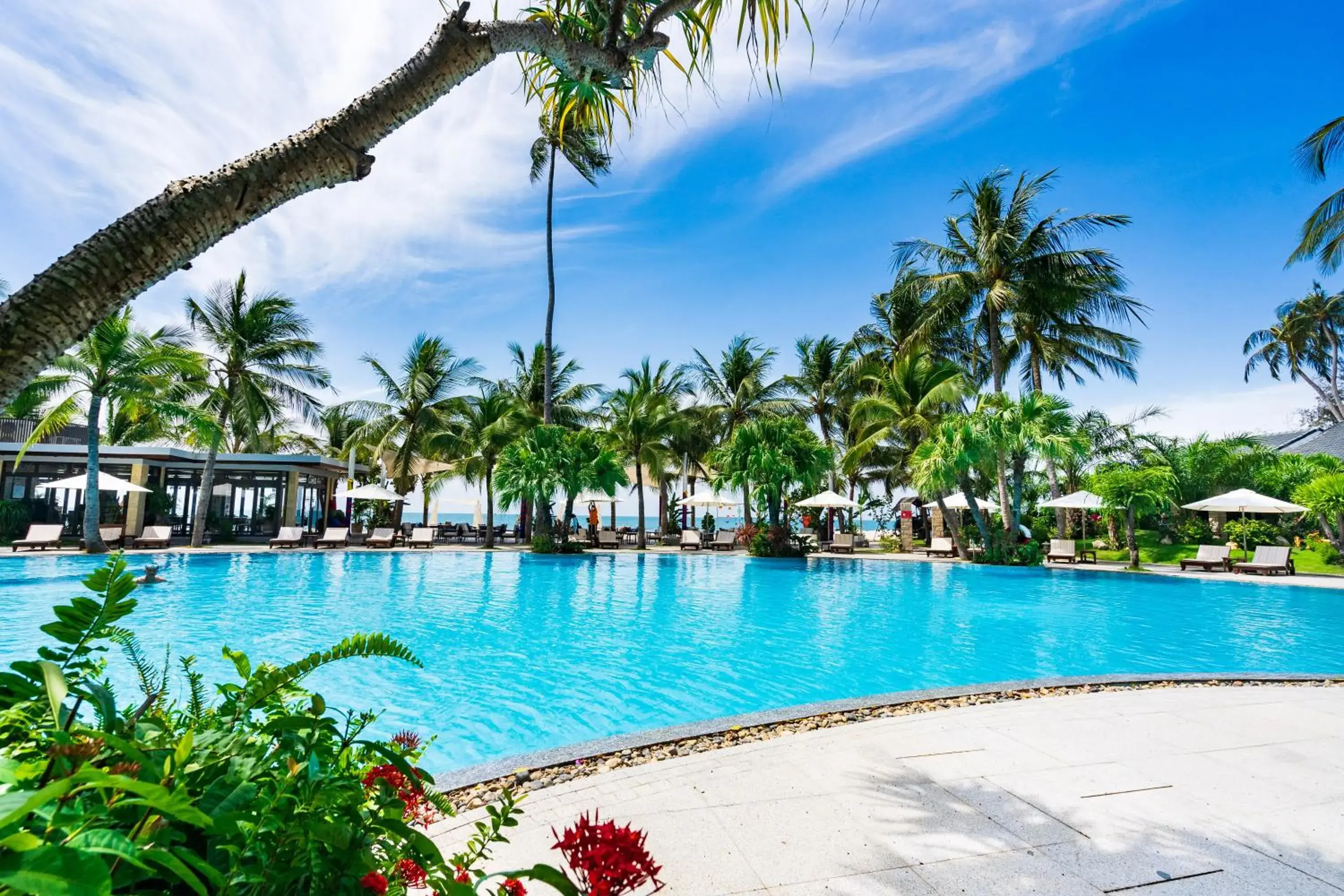 Swimming pool in Hoang Ngoc Beach Resort Swimming pool in Hoang Ngoc Beach Resort