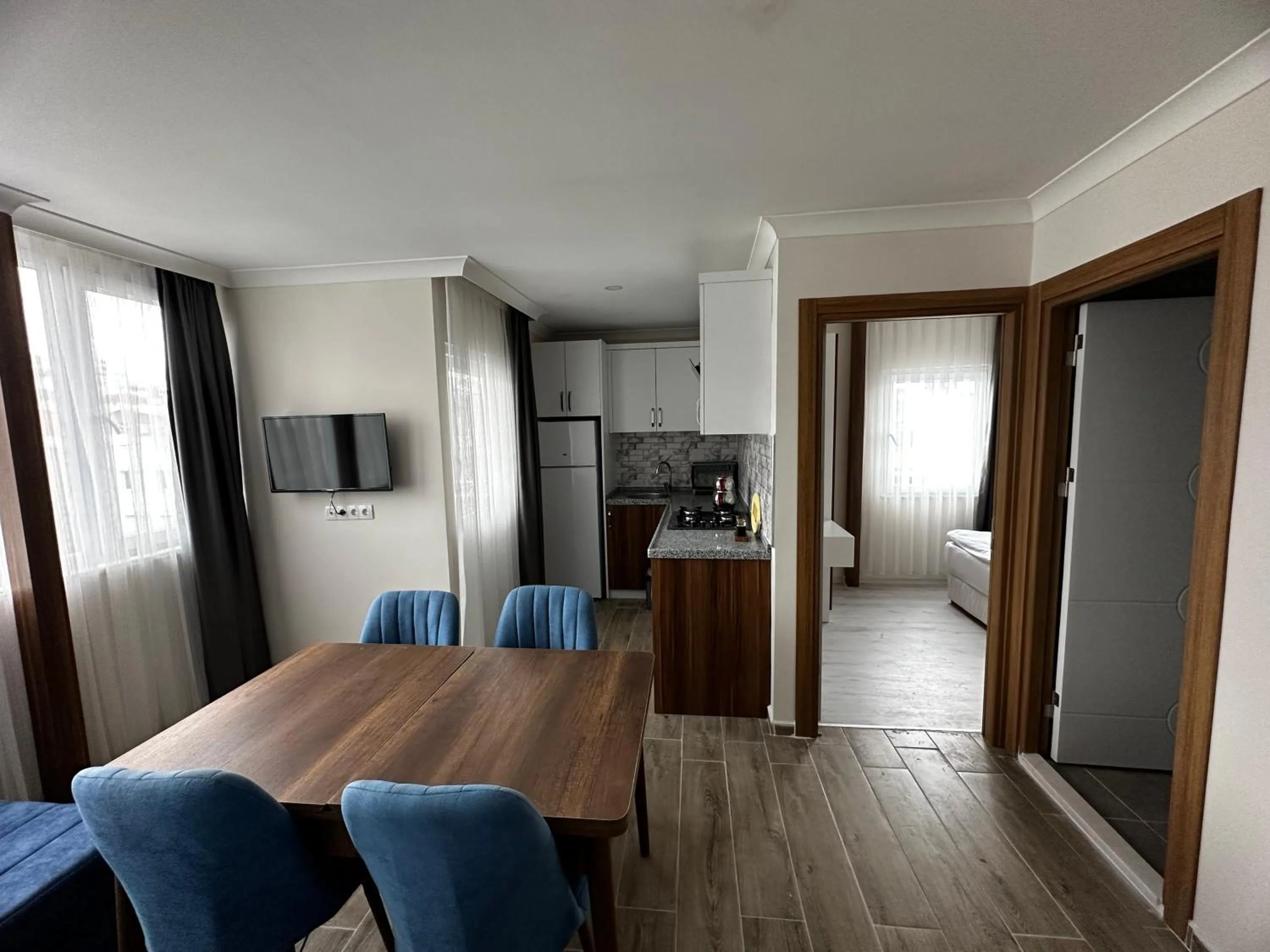 TV and multimedia, Dining Area in Theluna City Hotel