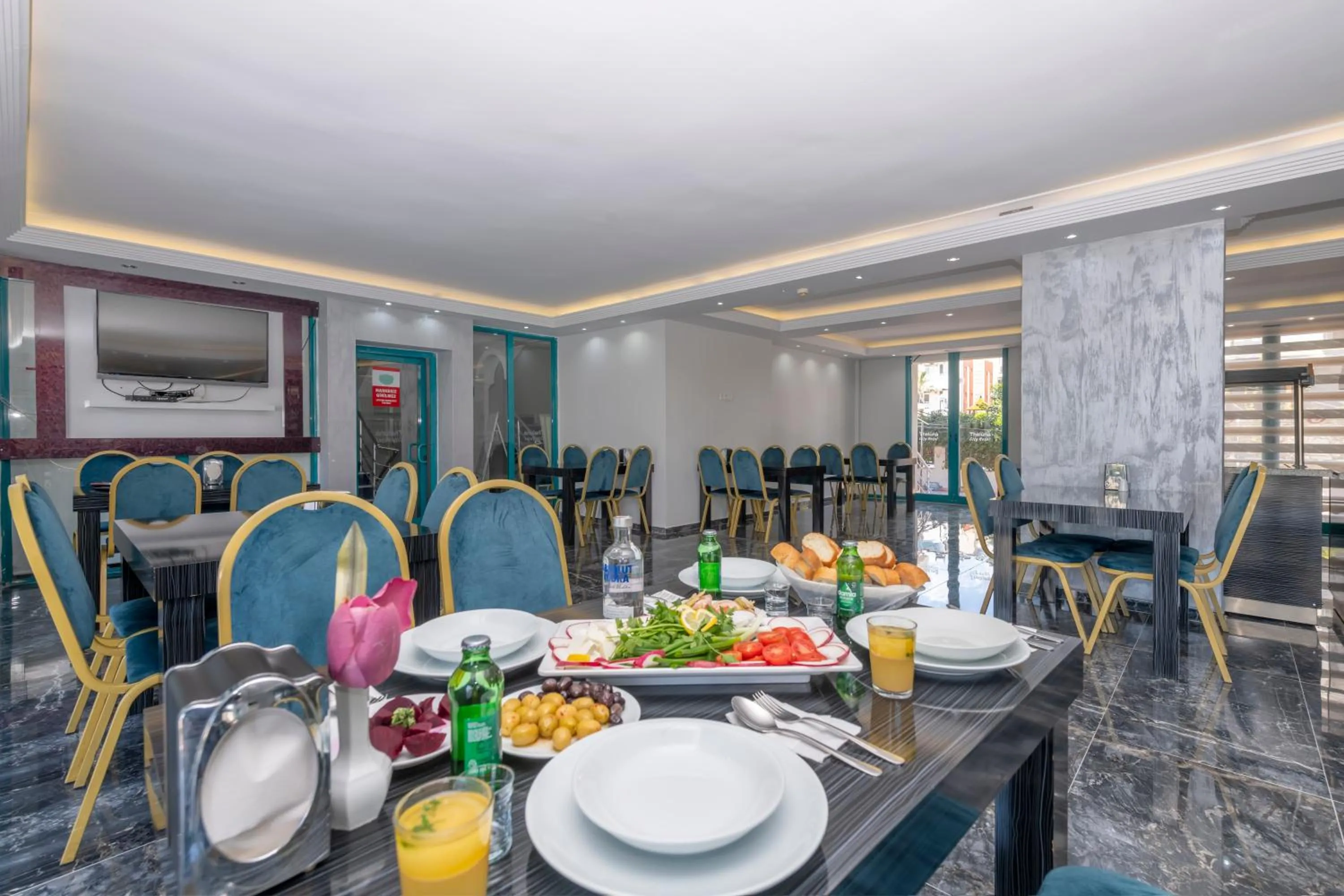 Restaurant/Places to Eat in Theluna City Hotel