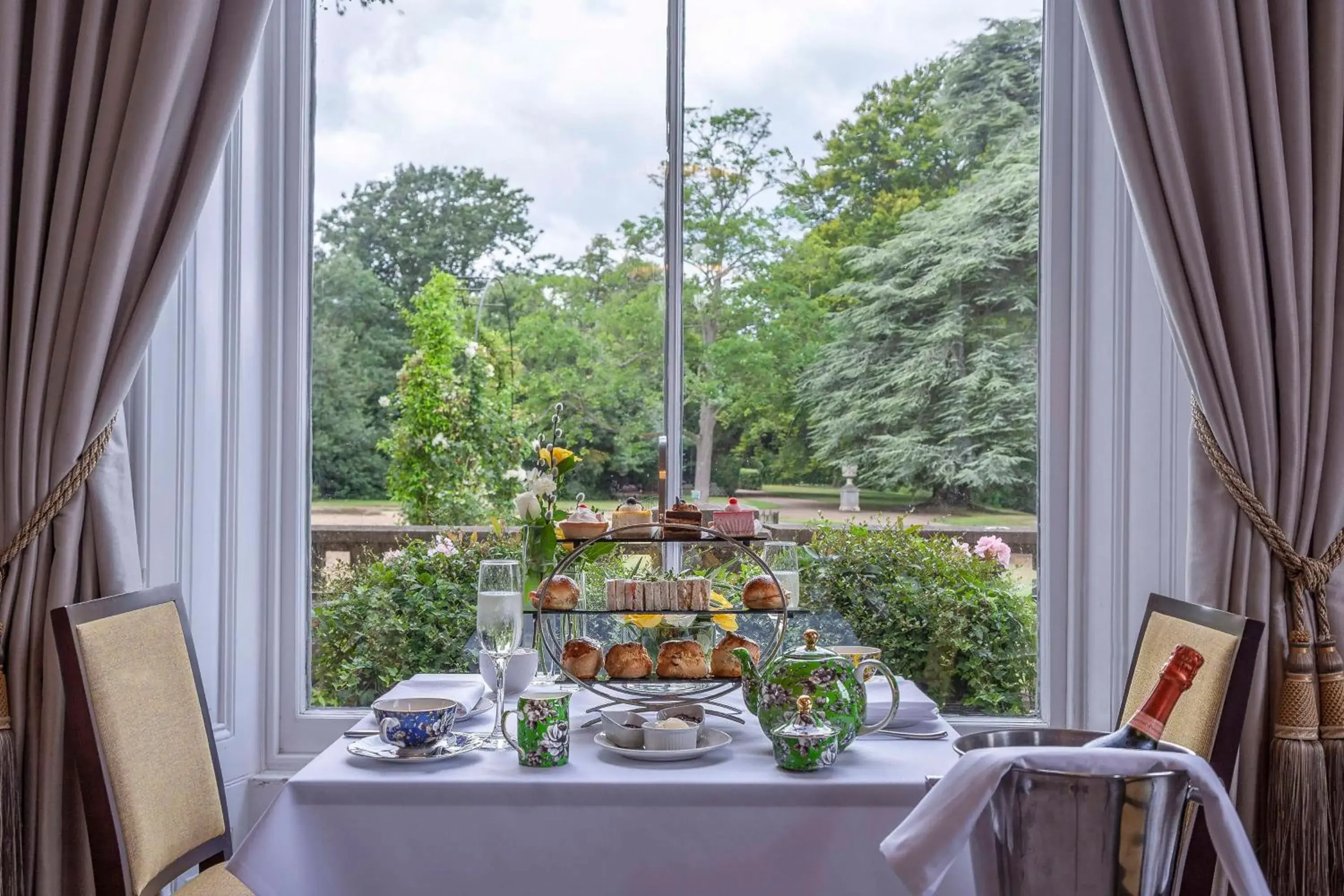 Food and drinks in Oatlands Park Hotel Food and drinks in Oatlands Park Hotel