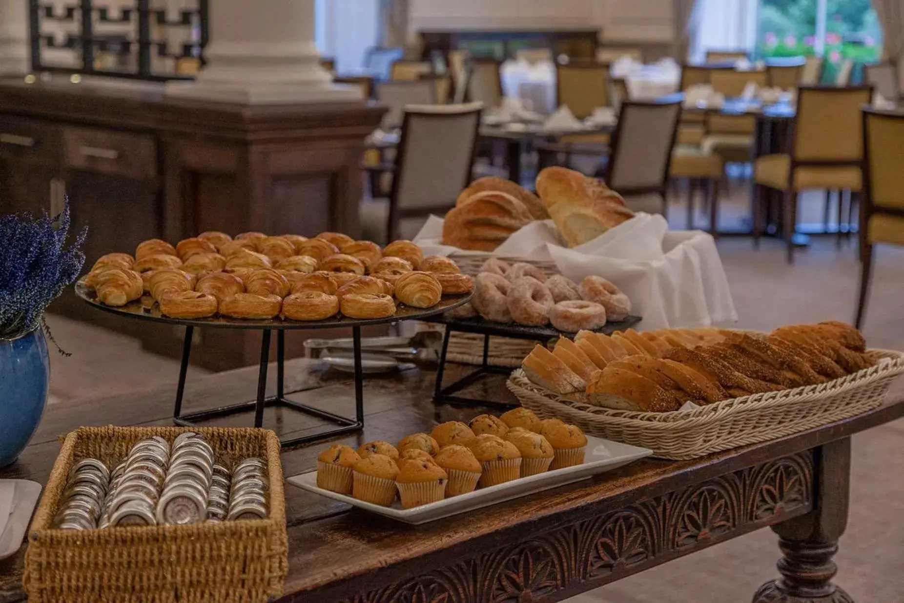 Food and drinks in Oatlands Park Hotel Food and drinks in Oatlands Park Hotel