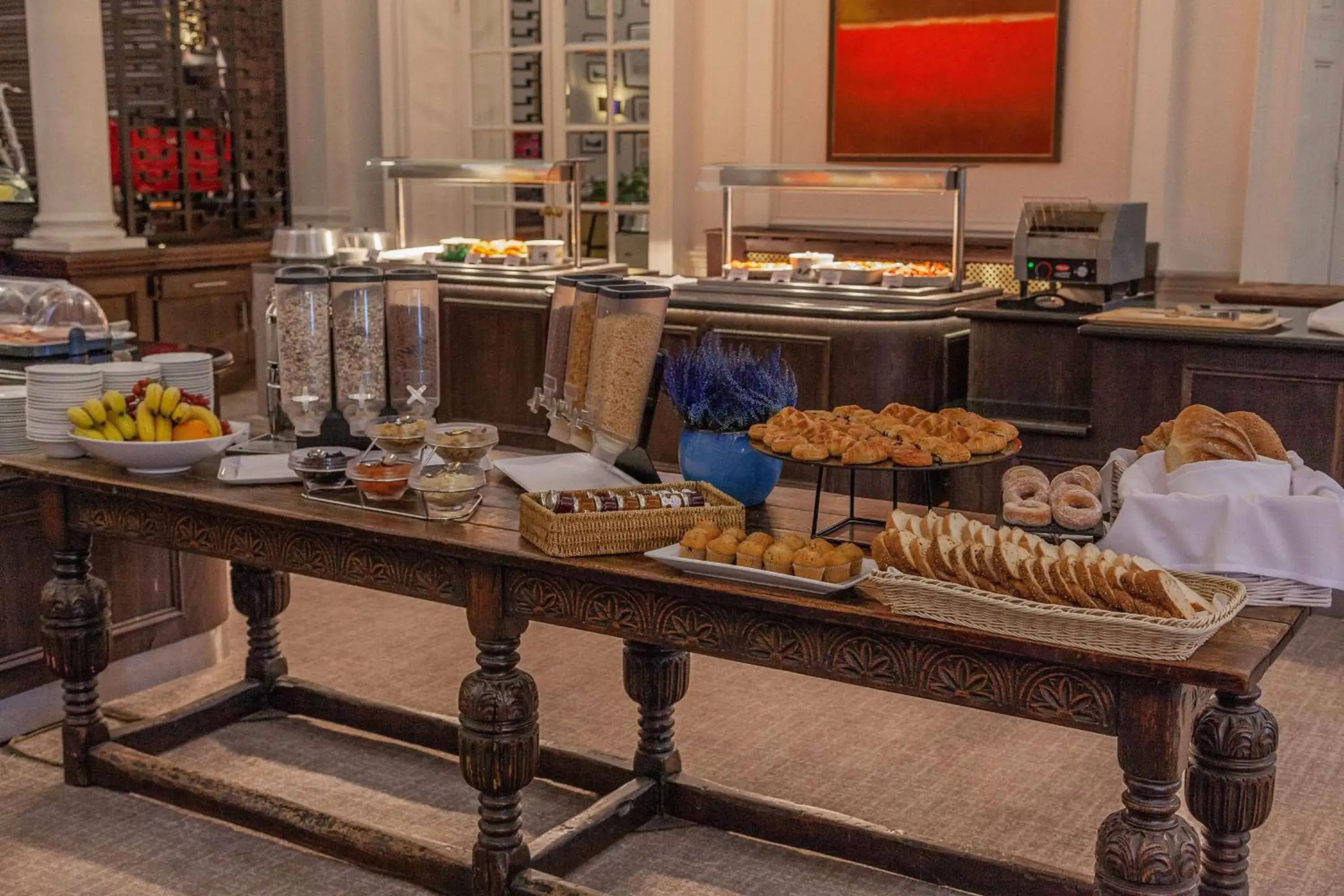 Food and drinks in Oatlands Park Hotel Food and drinks in Oatlands Park Hotel