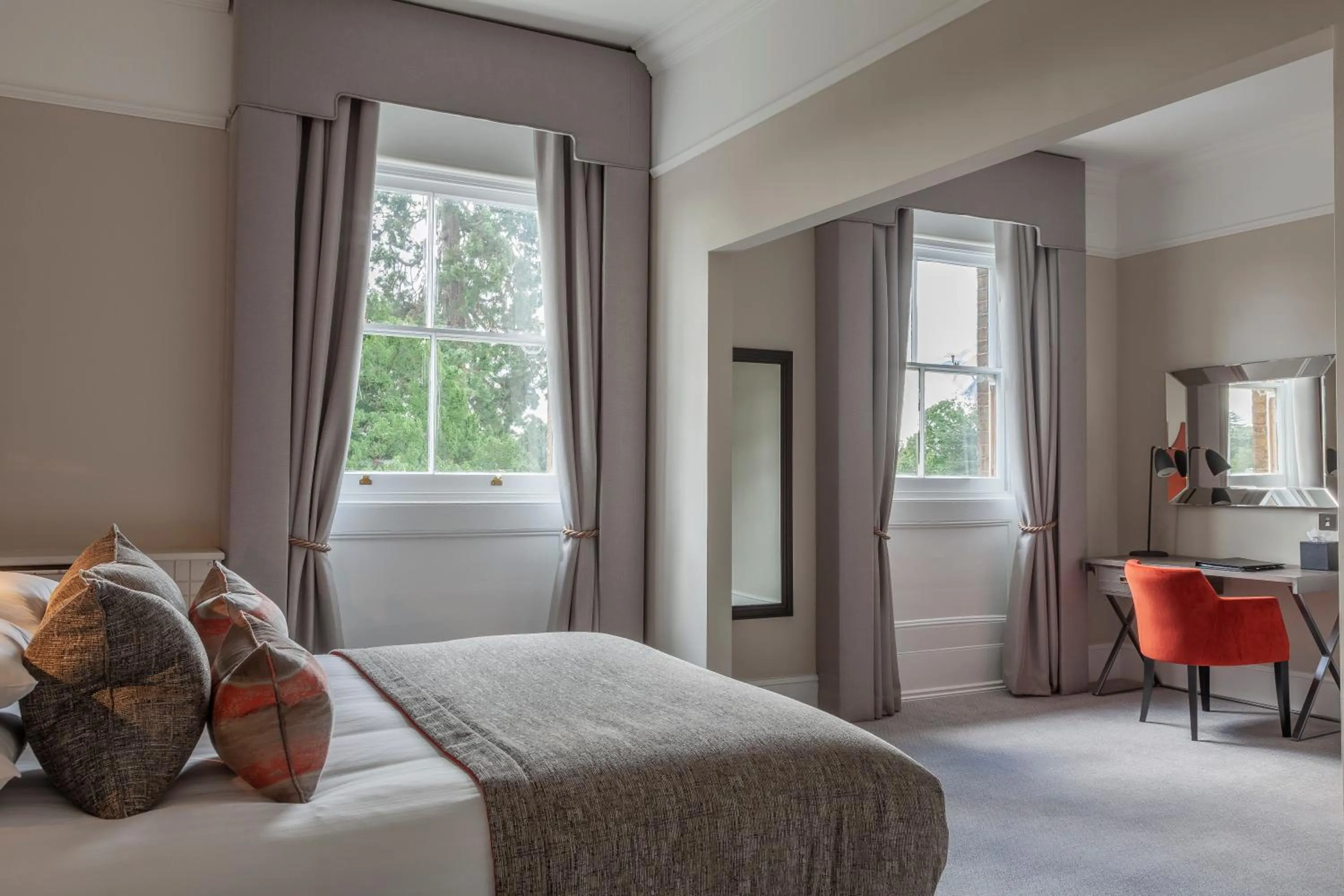 Seating area, Bed in Oatlands Park Hotel