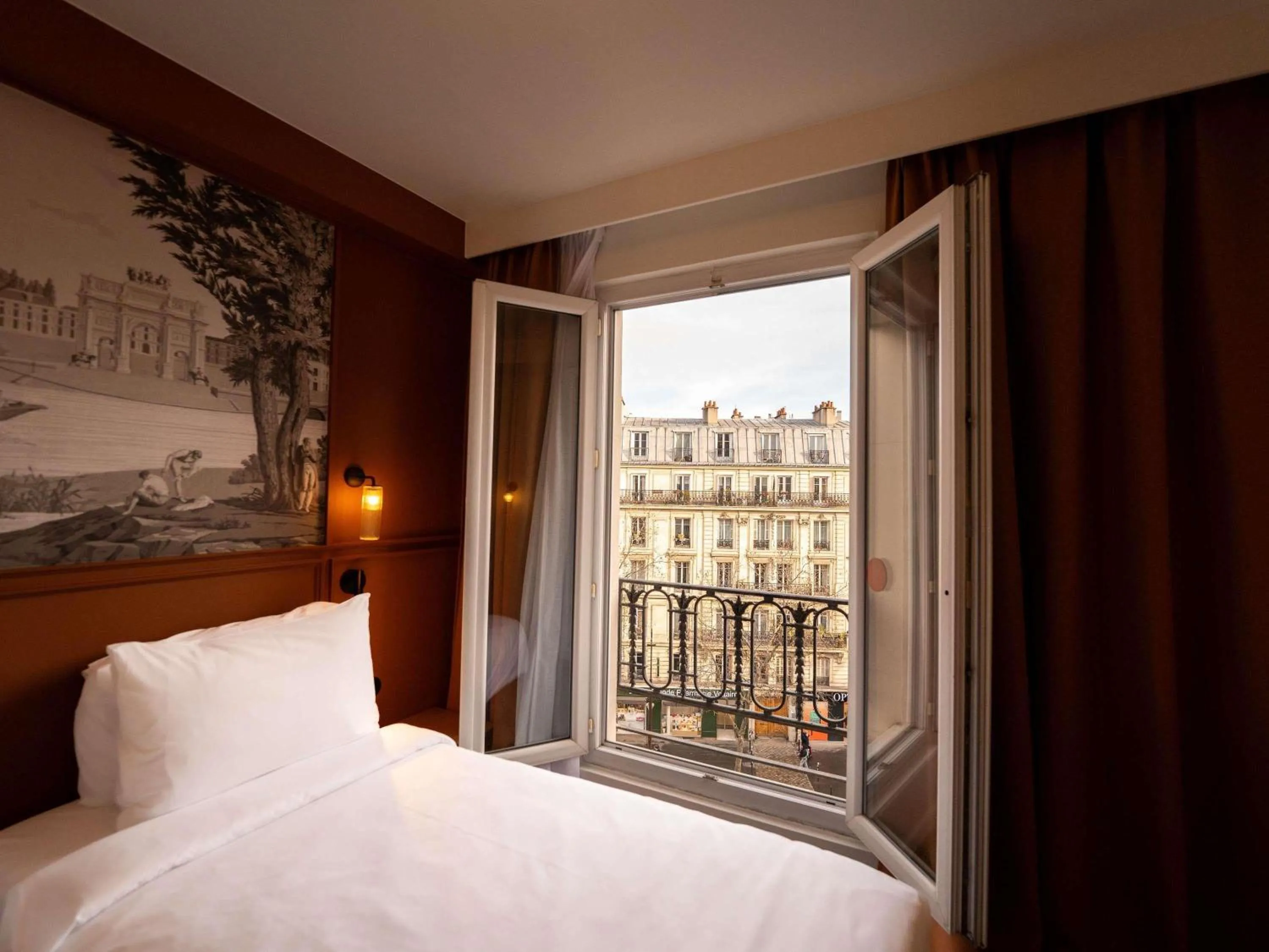 Bedroom, Bed in Mercure Paris Bastille Marais