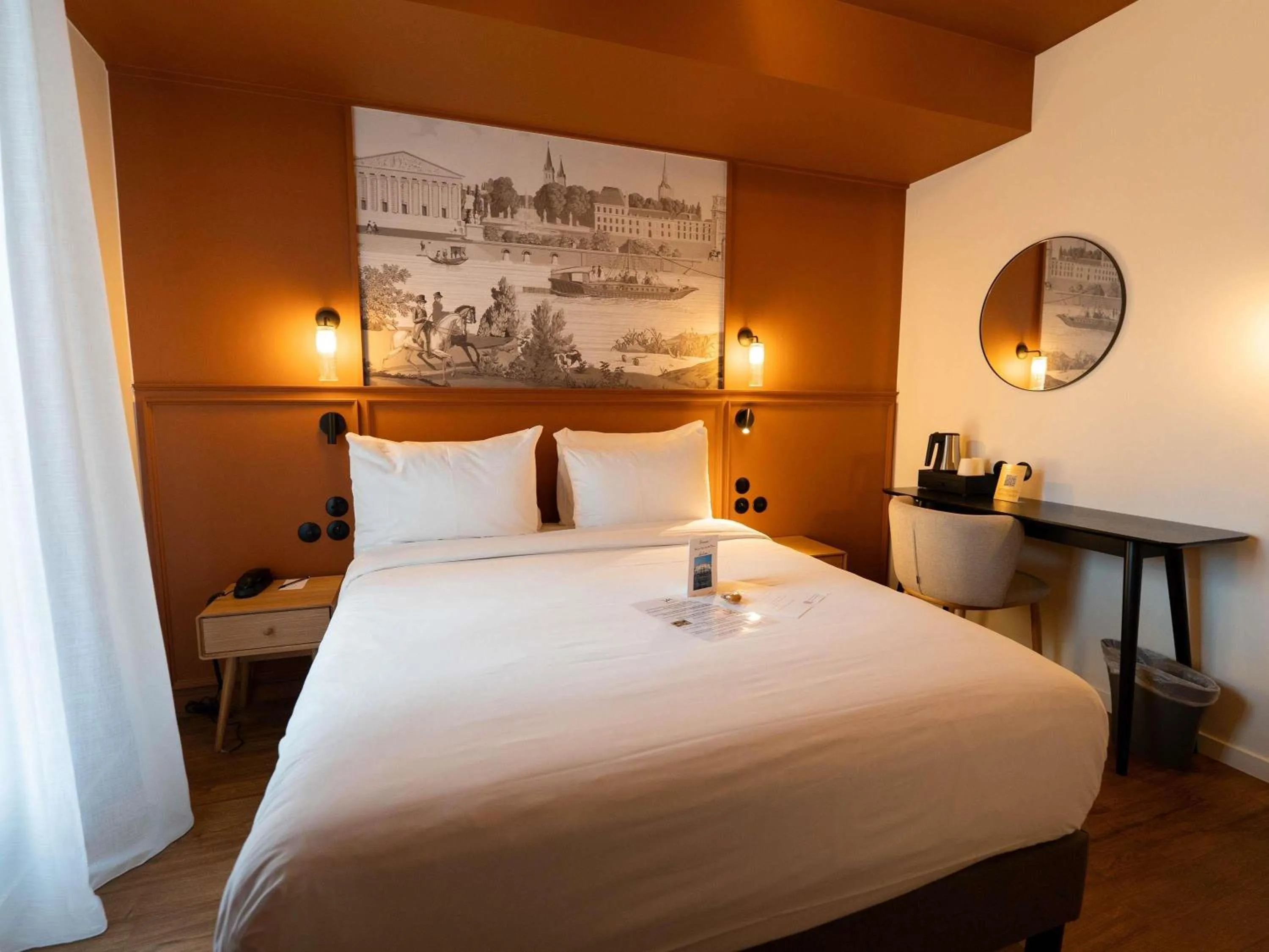 Property building, Bed in Mercure Paris Bastille Marais