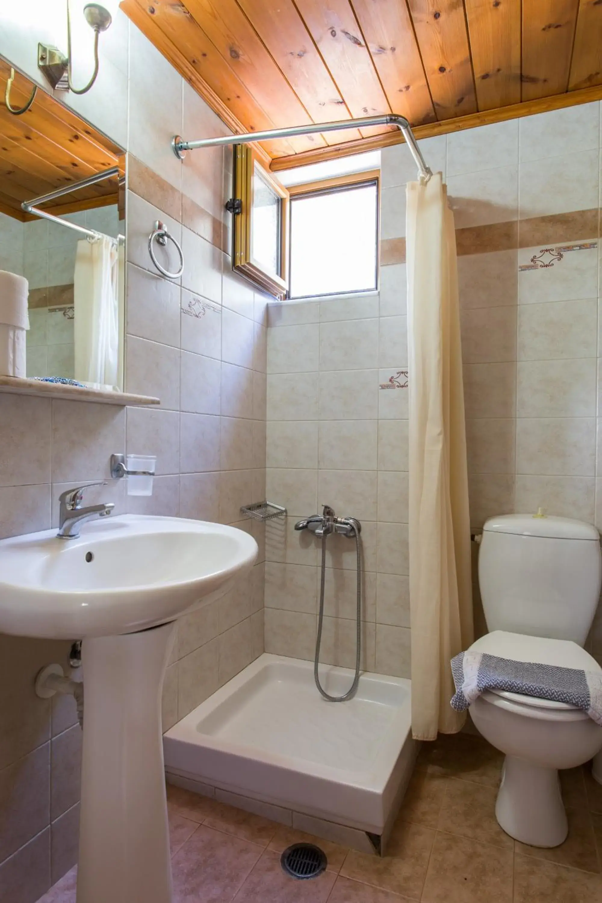 Standard Apartment in Georgia's Houses (Melitzanakia) Standard Apartment in Georgia's Houses (Melitzanakia)