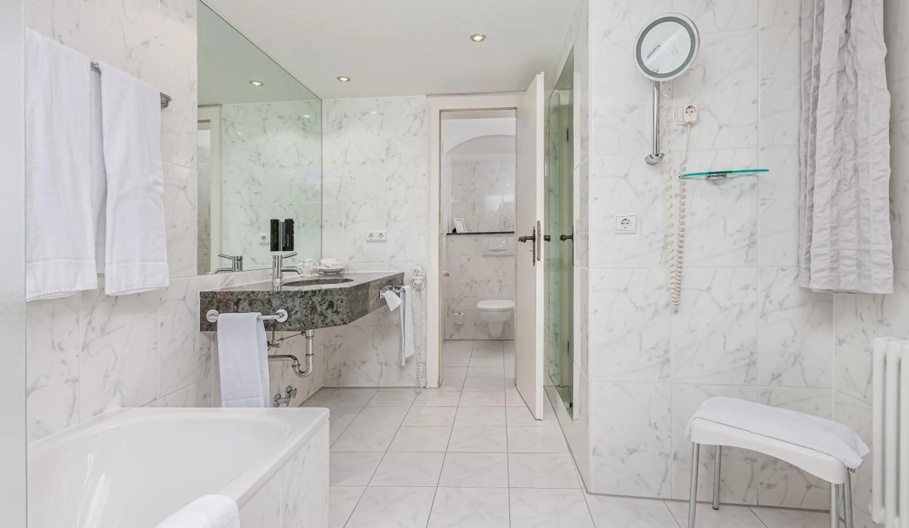 Swimming pool in Hotel und Restaurant Burg Schnellenberg