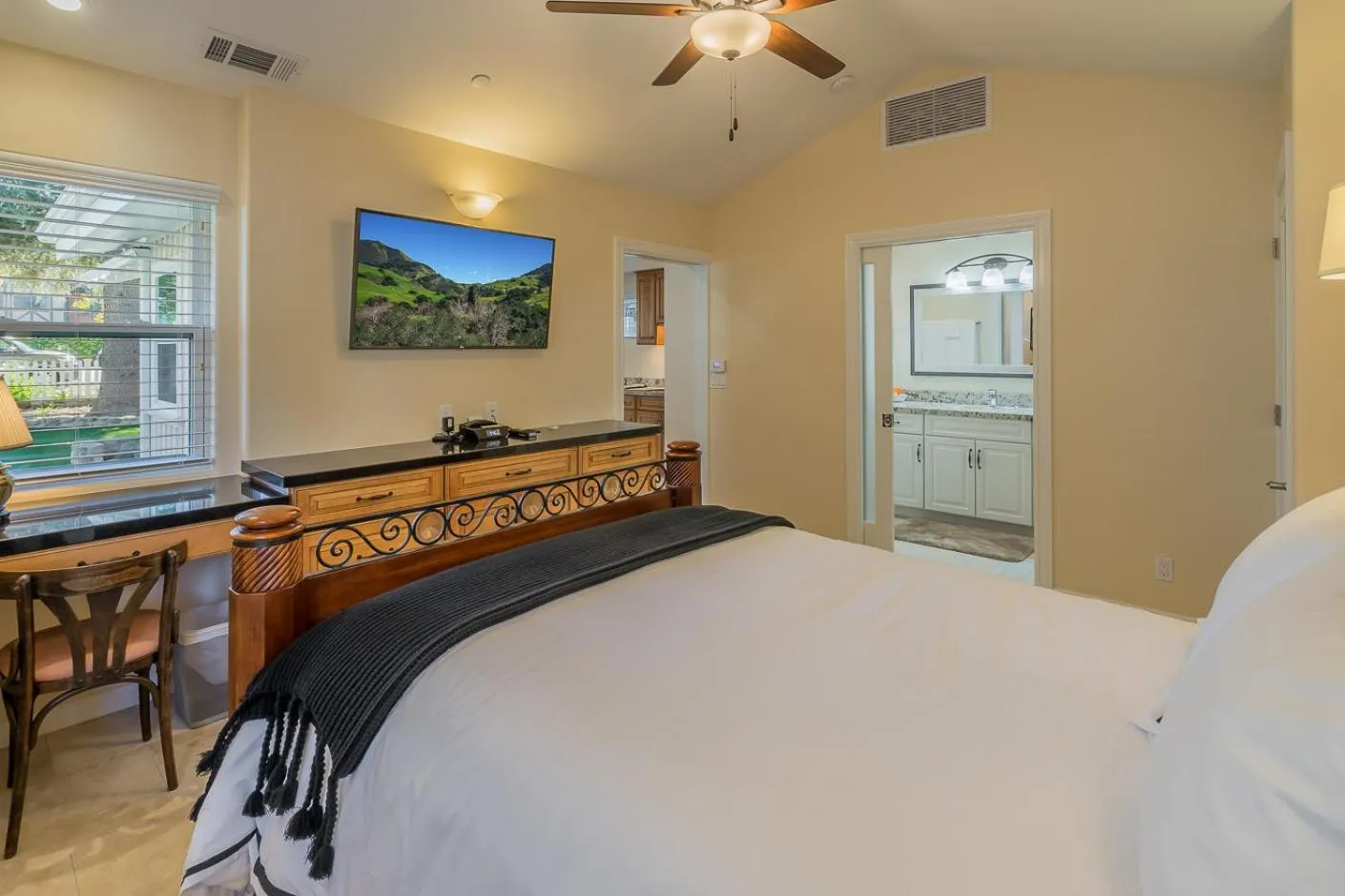 Bed in Solvang Alisal Vacation Cottages
