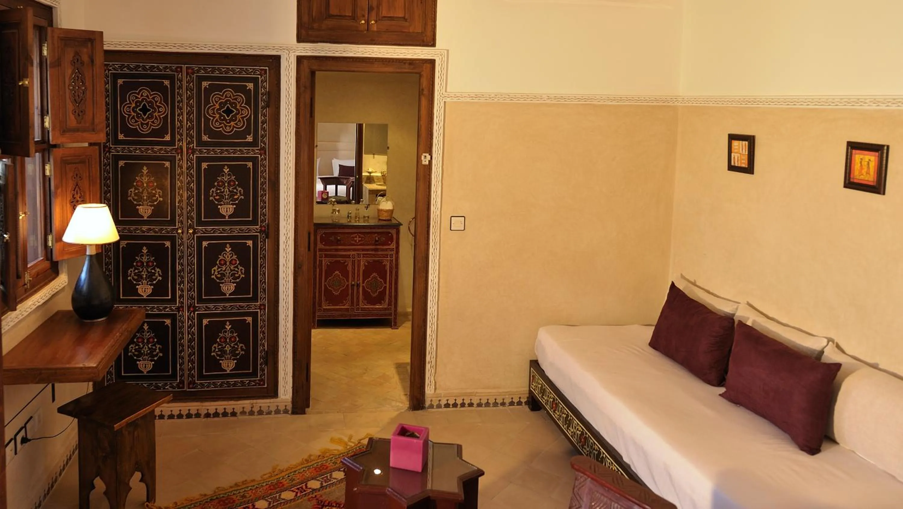 Living room, Bed in Riad Le Jardin d'Abdou