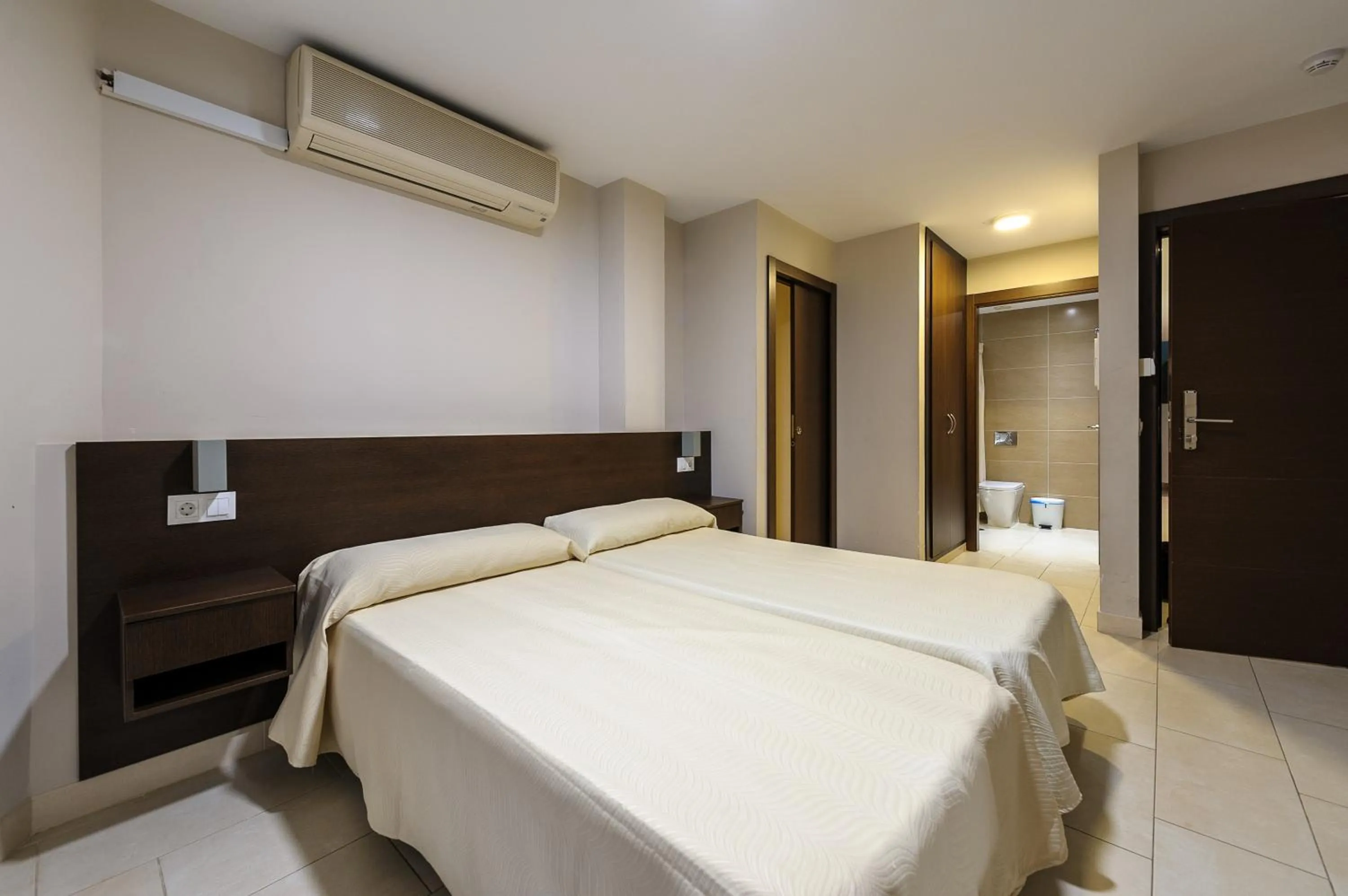 Facility for disabled guests, Bed in Hotel Costamar
