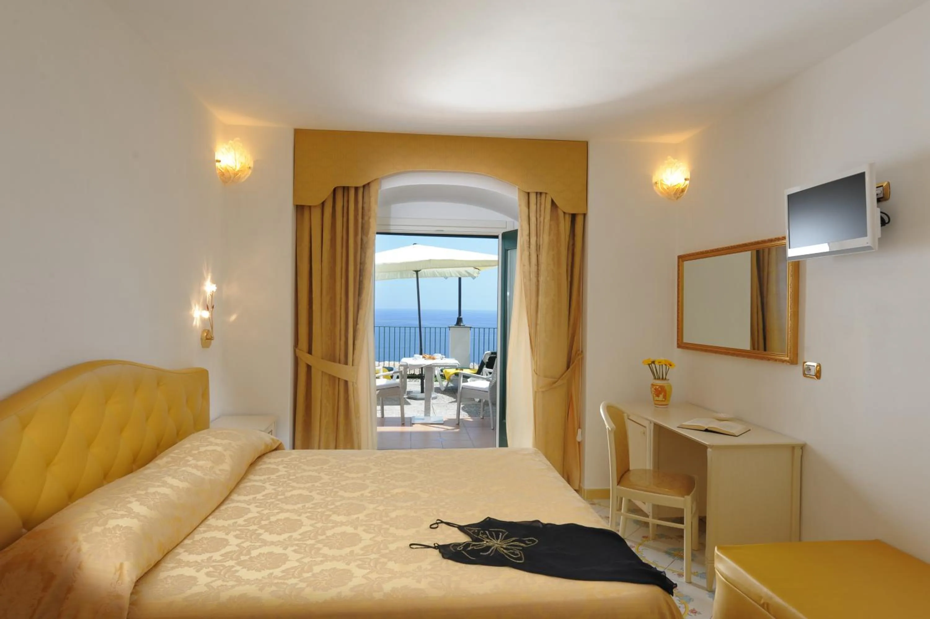 Balcony/Terrace, Bed in Hotel Villa Maria Pia