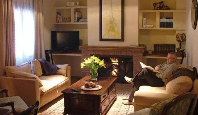 Communal lounge/ TV room in Hostal Rural La Montería