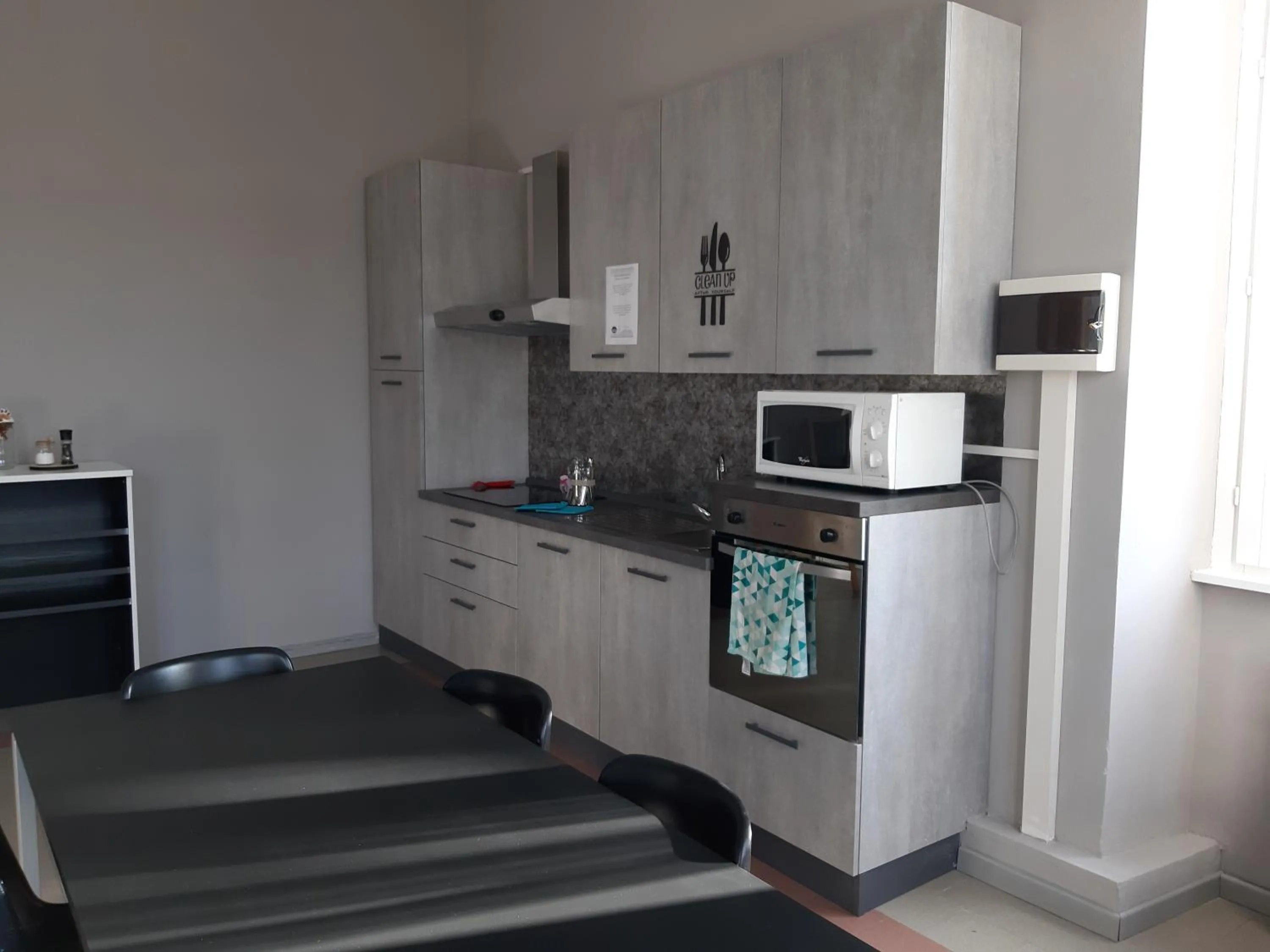 Communal kitchen in Ostello Verbania