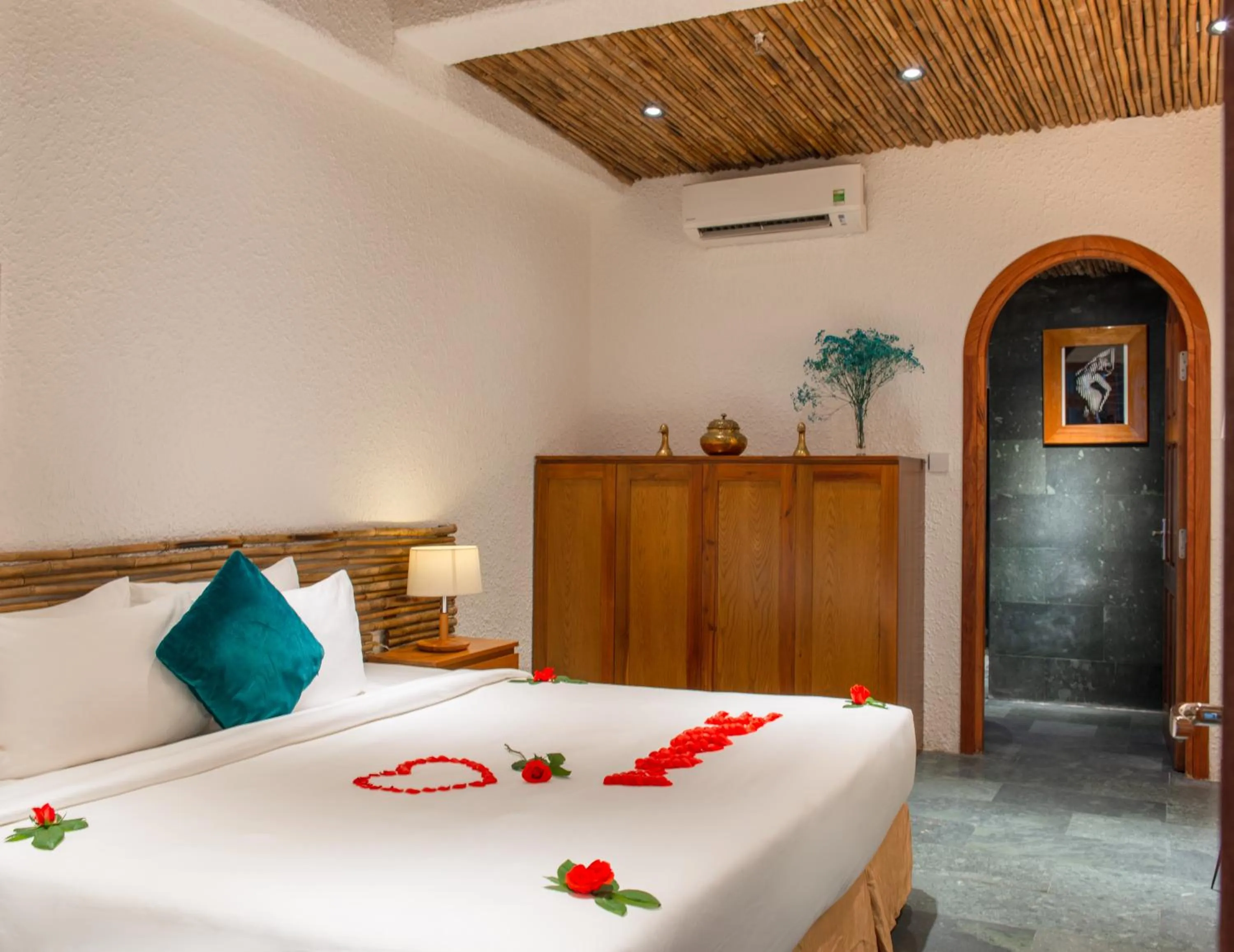 Guests, Bed in Maple Hotel & Apartment