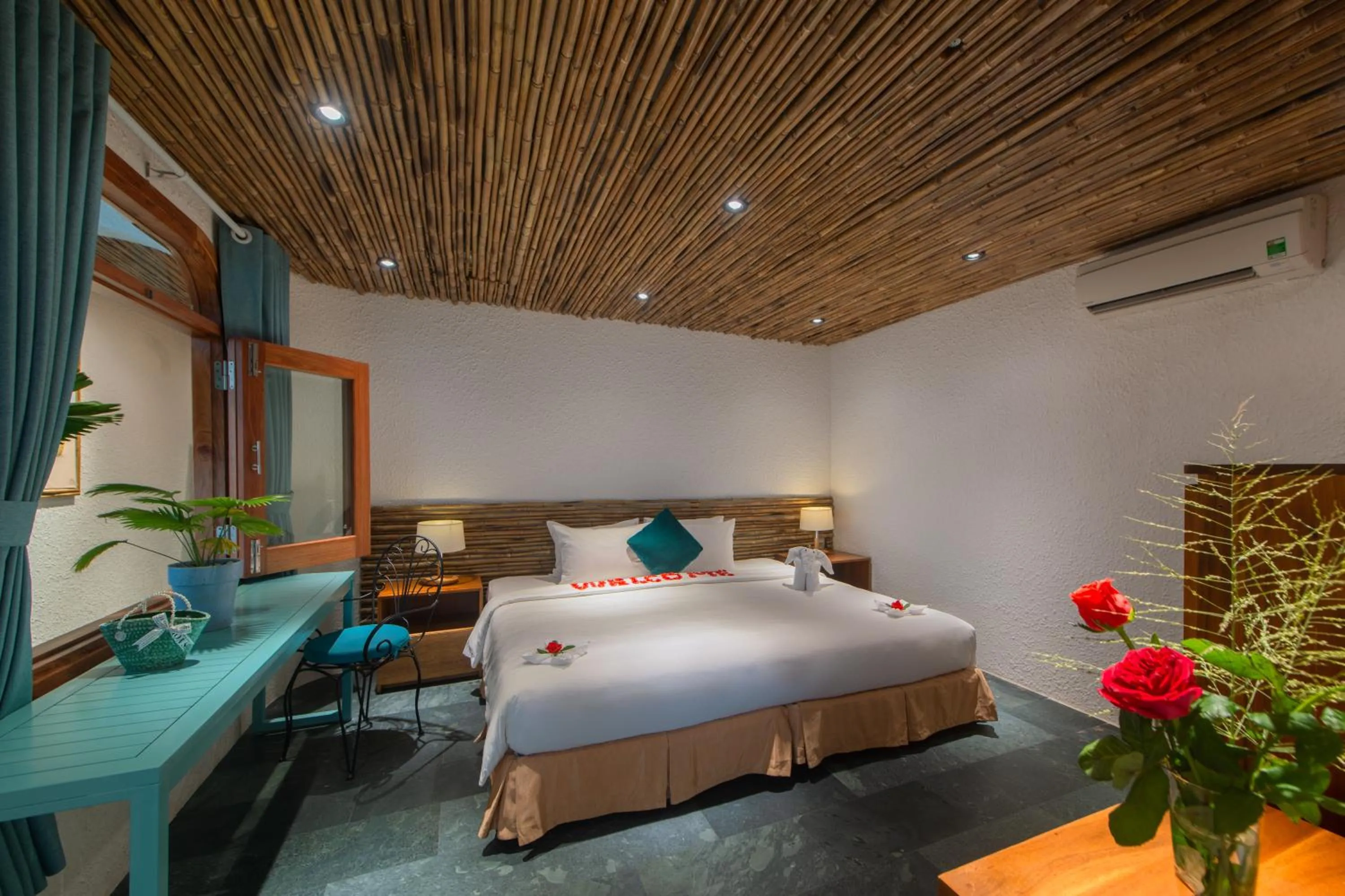 Guests, Bed in Maple Hotel & Apartment