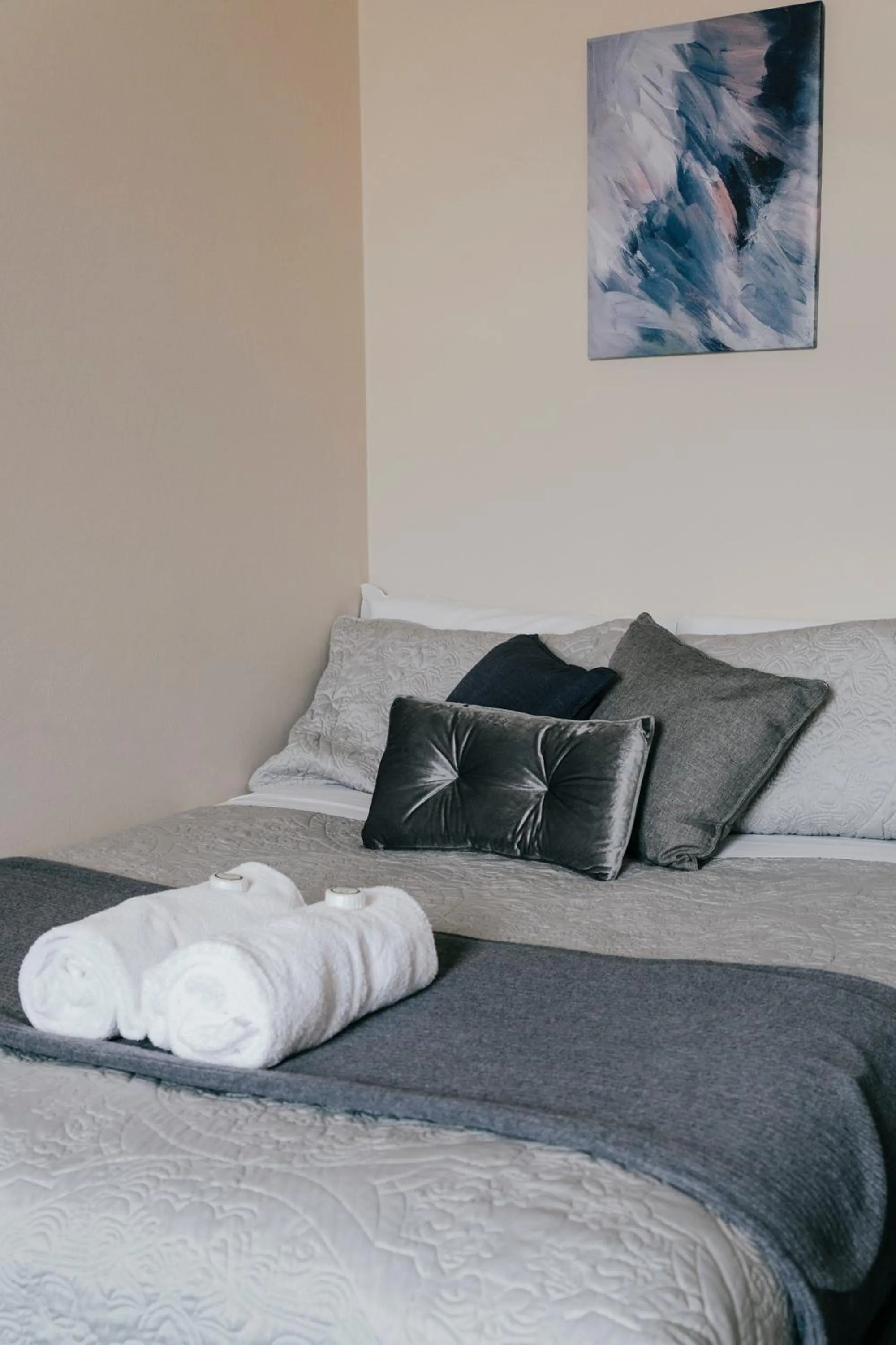 Bed in General Roberts Hotel