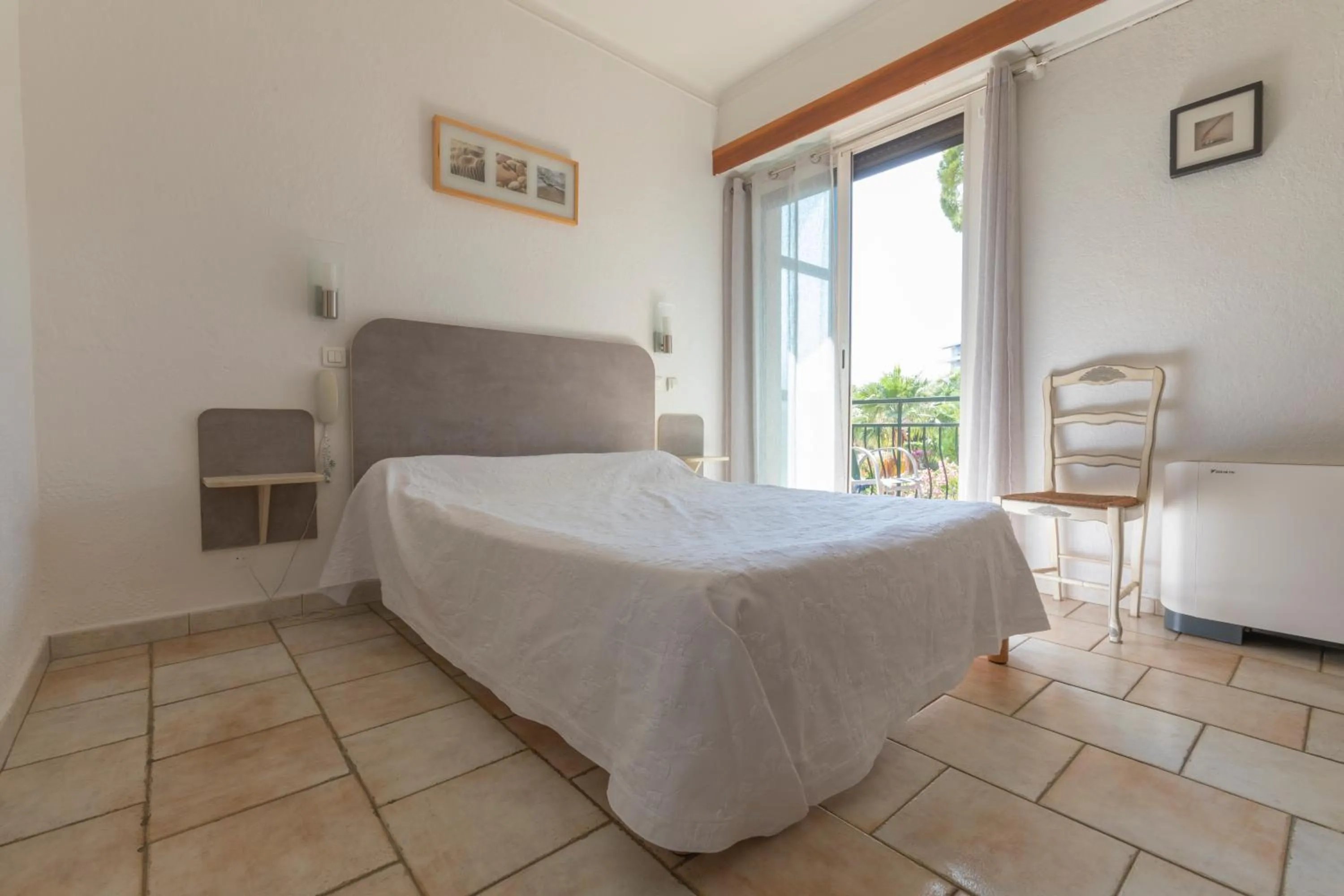 Bed in Hôtel Les Alizés