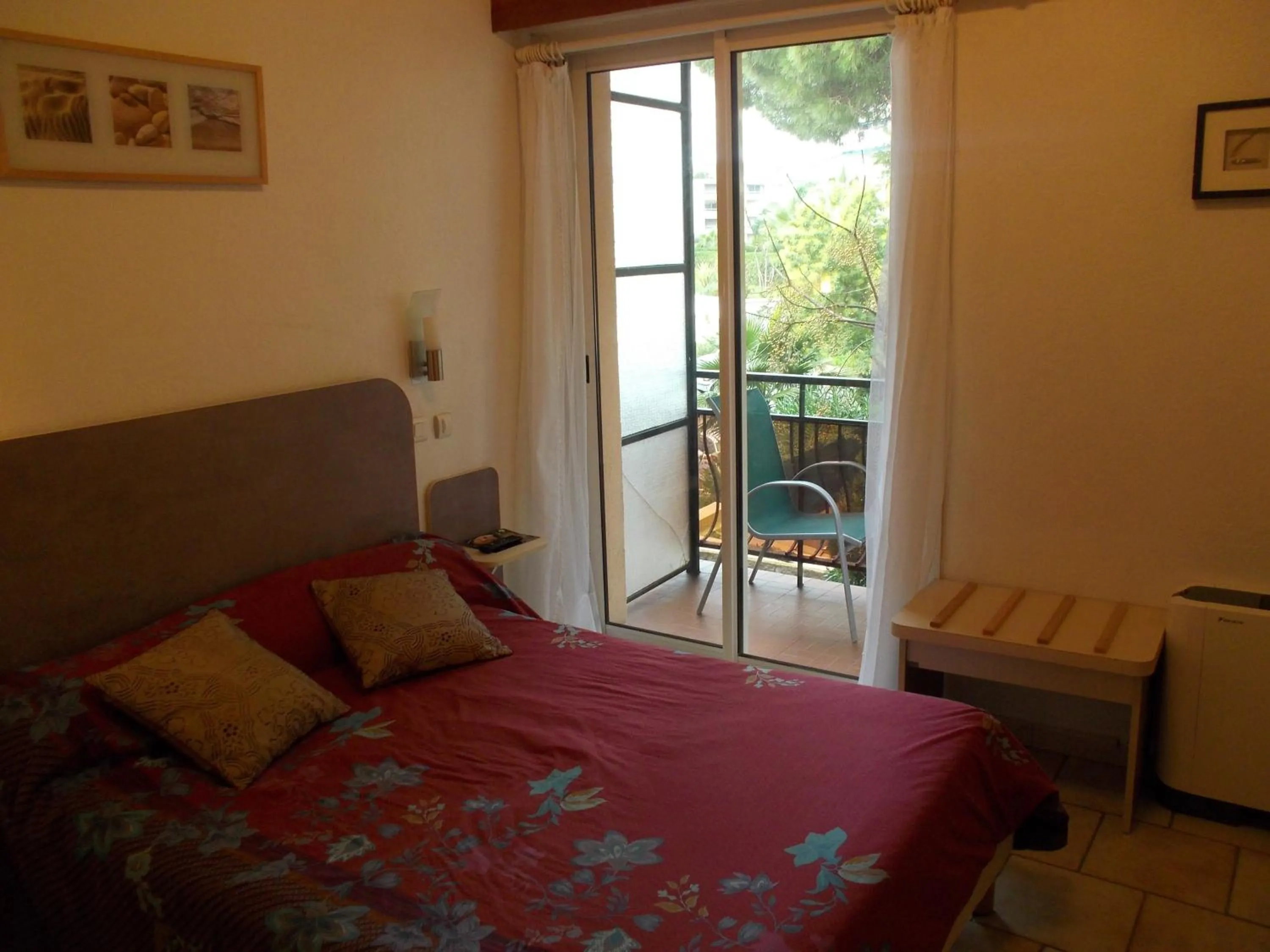 Bed in Hôtel Les Alizés