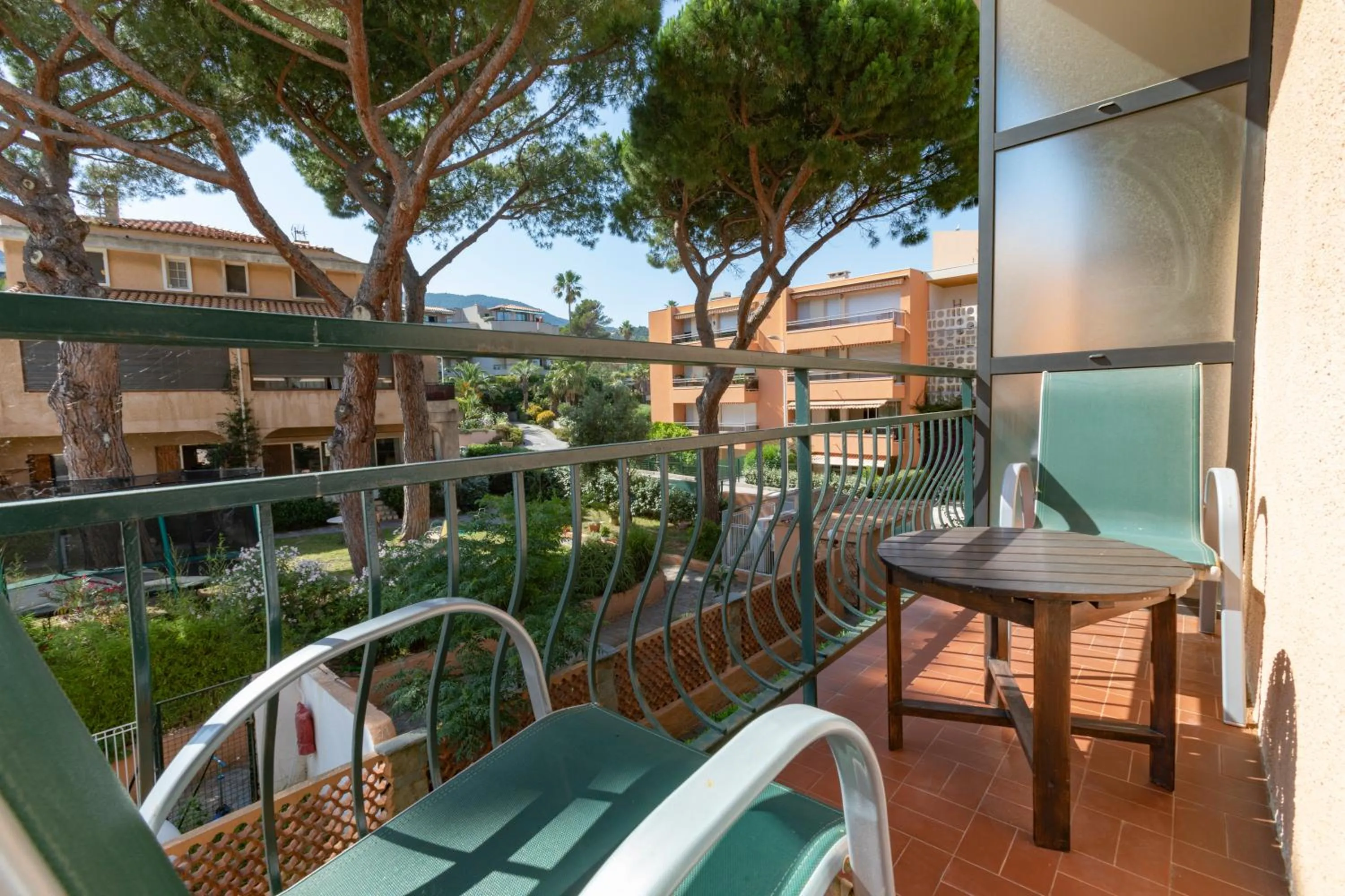 Garden view in Hôtel Les Alizés