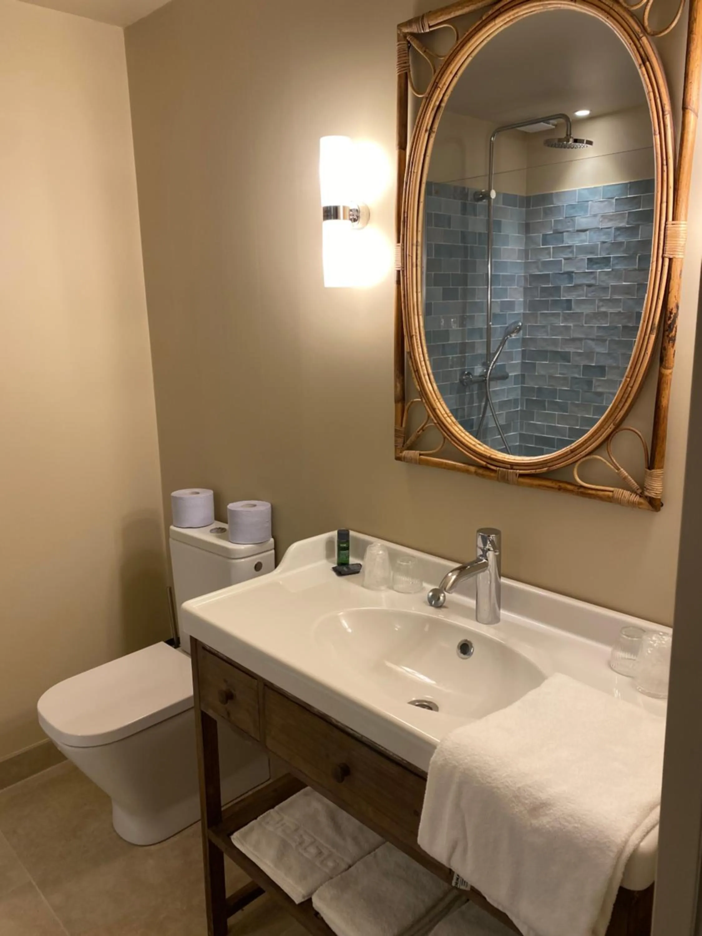 Toilet in Hôtel Les Alizés