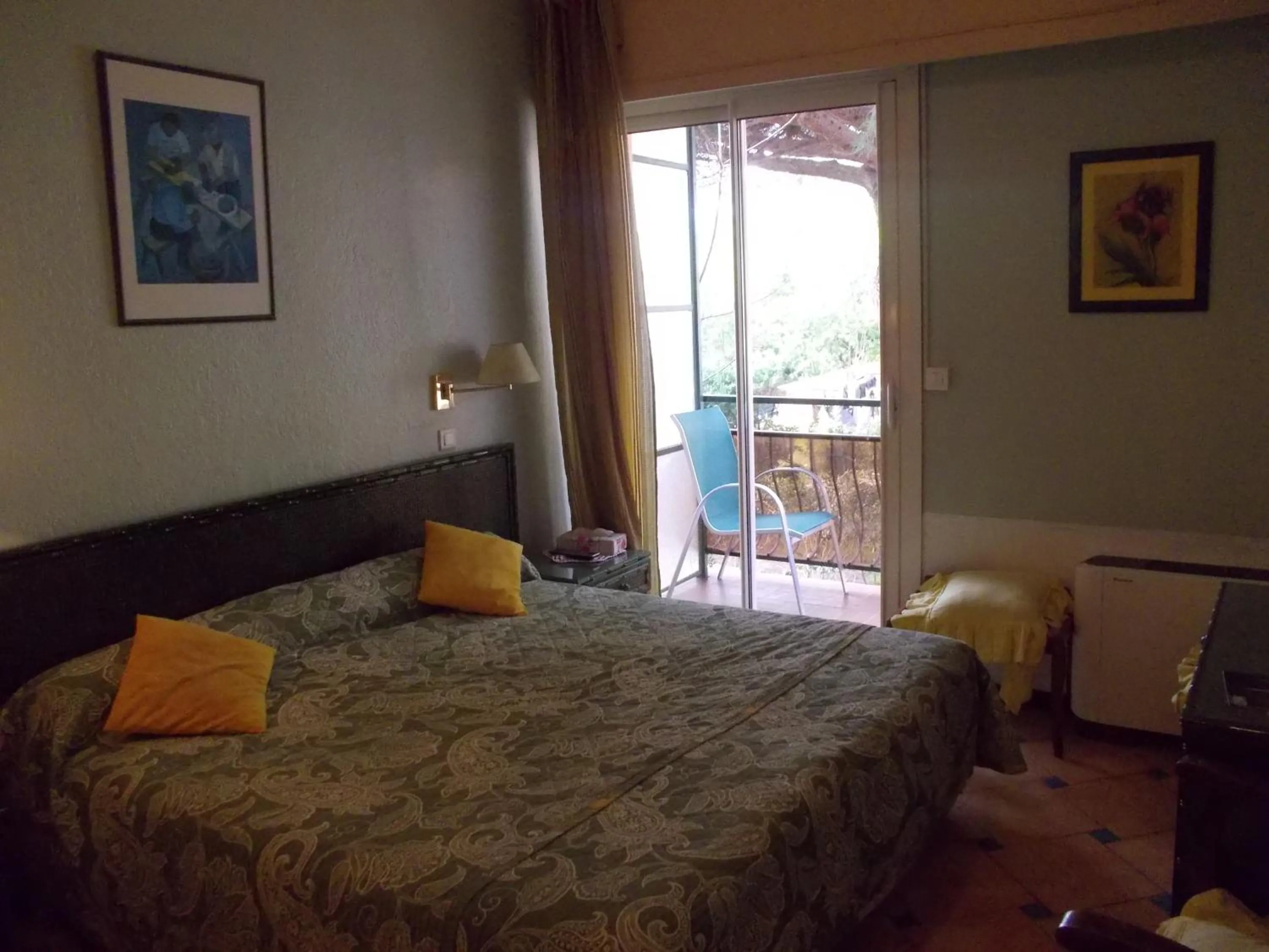 Bed in Hôtel Les Alizés