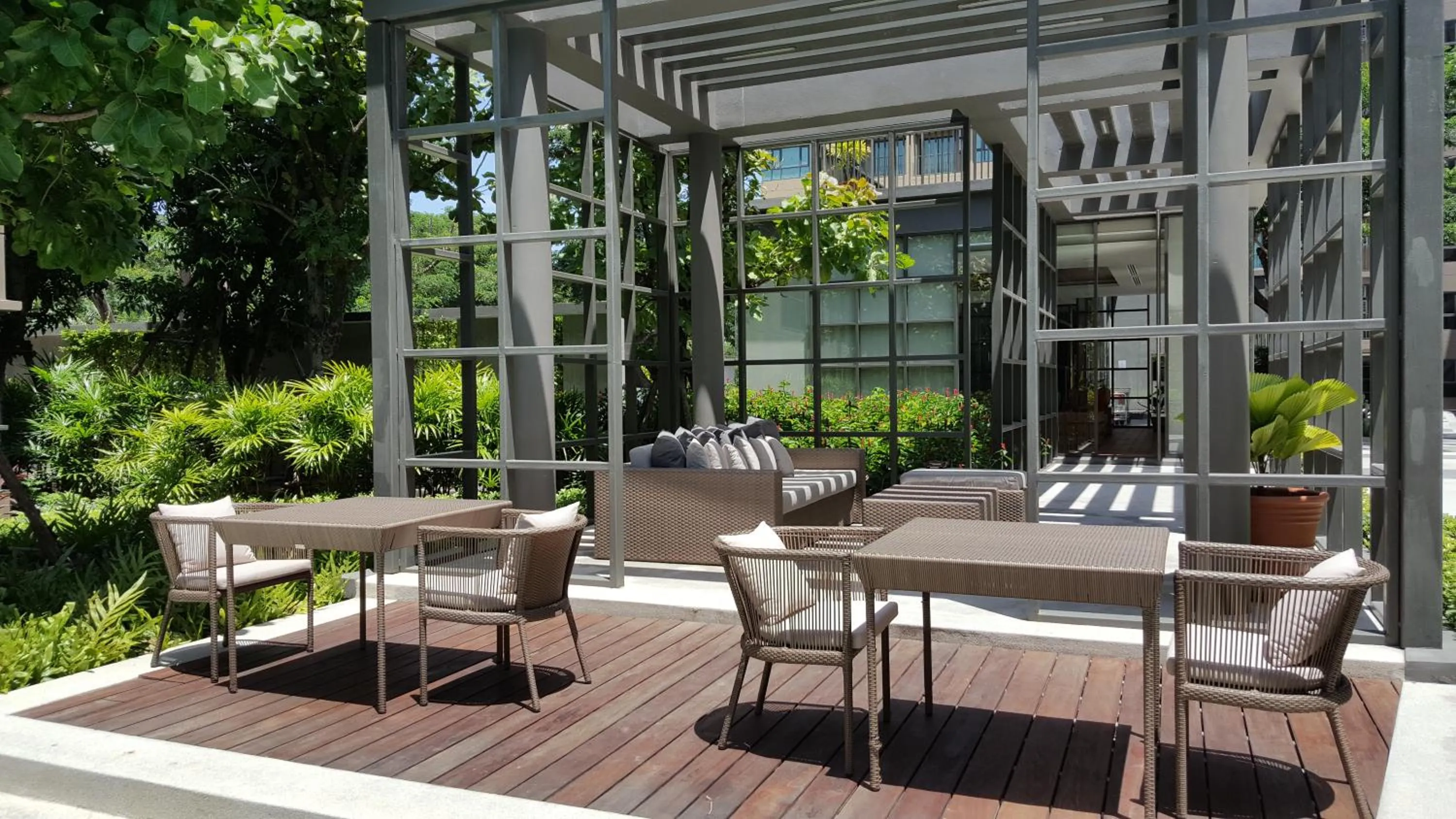 Patio in Rain Cha-am by Obbset