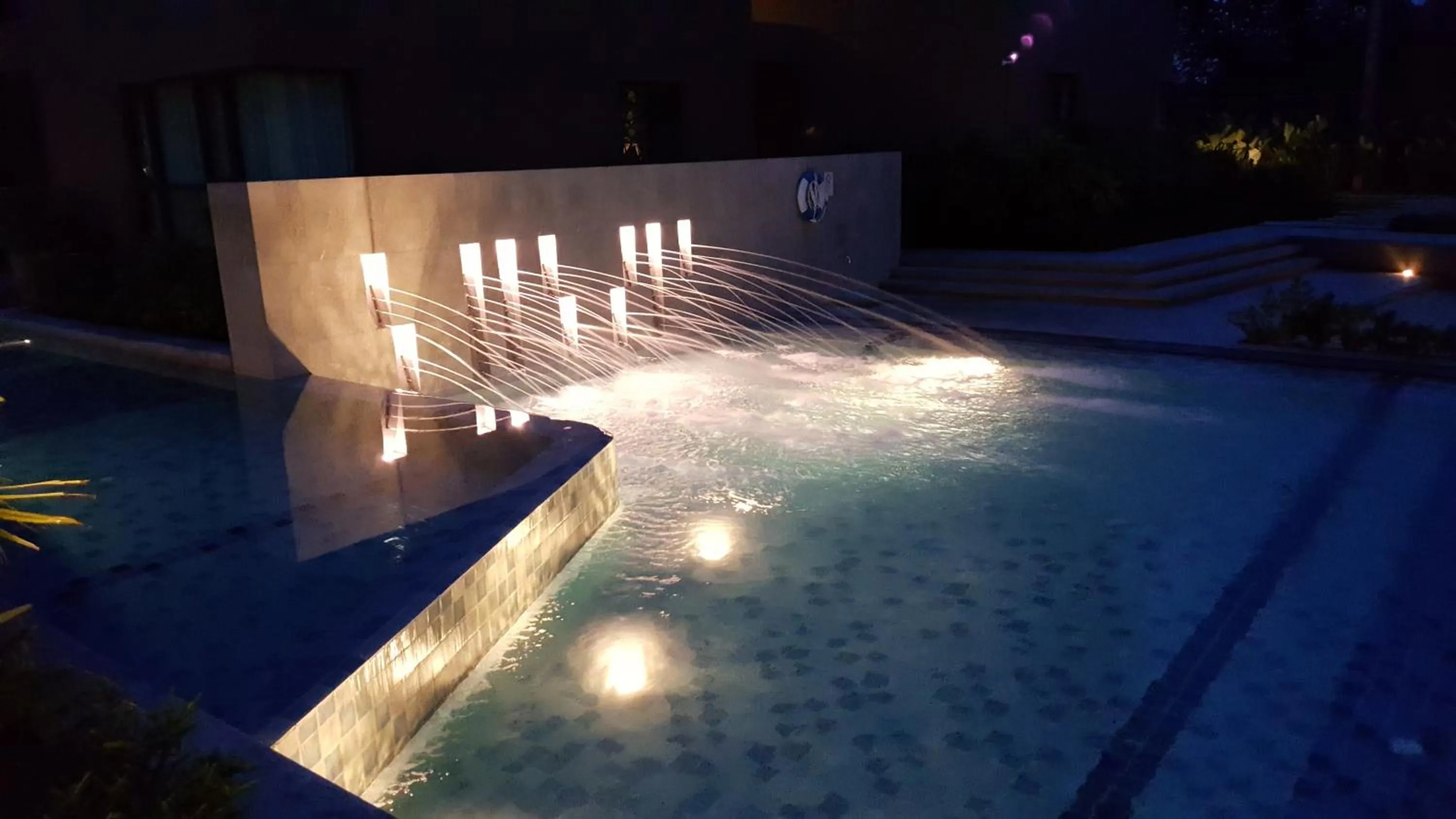 Swimming pool in Rain Cha-am by Obbset