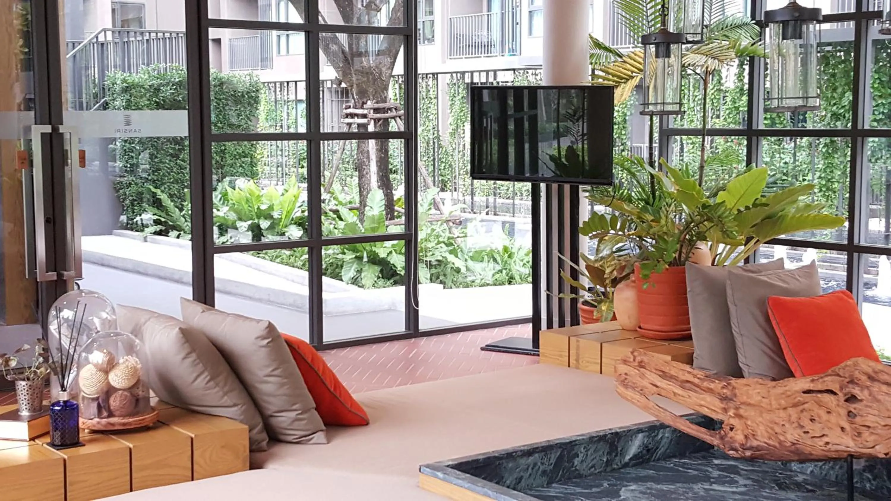 Communal lounge/ TV room in Rain Cha-am by Obbset