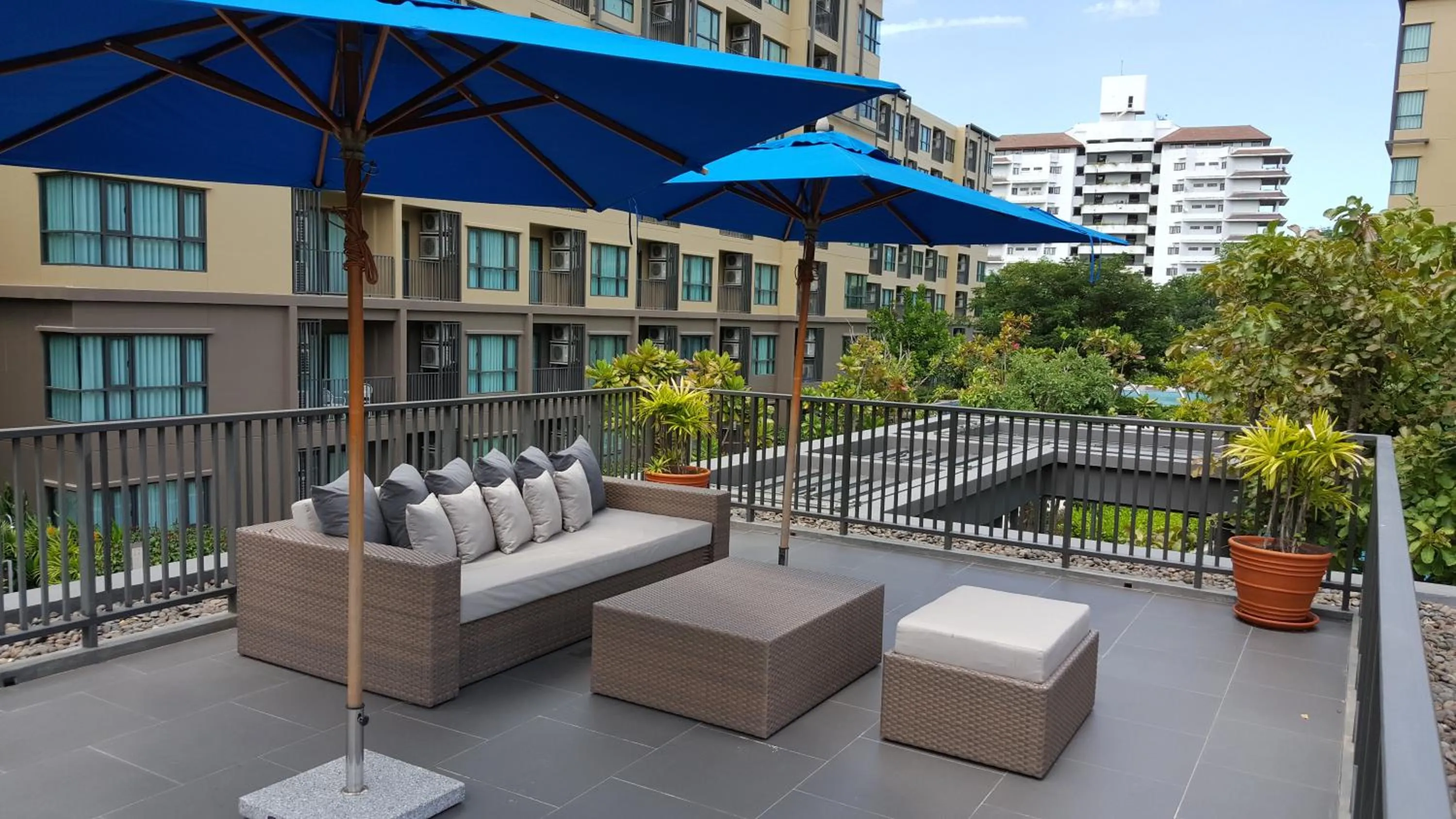 Patio in Rain Cha-am by Obbset