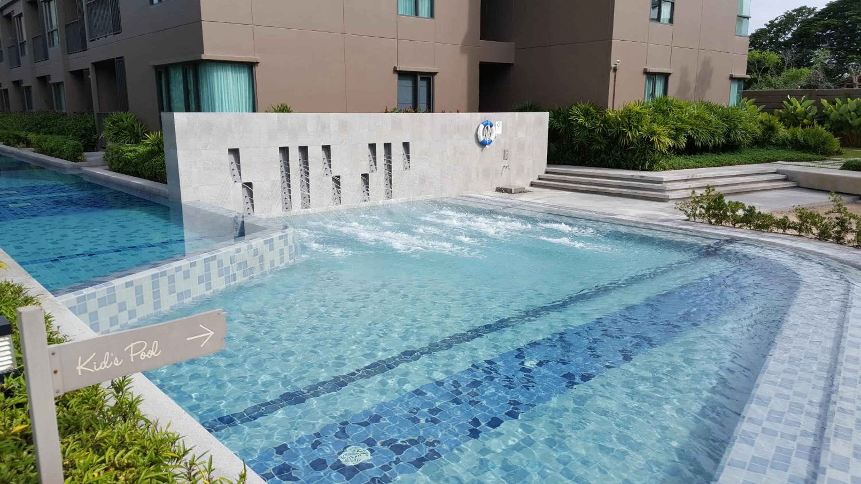 Swimming pool in Rain Cha-am by Obbset