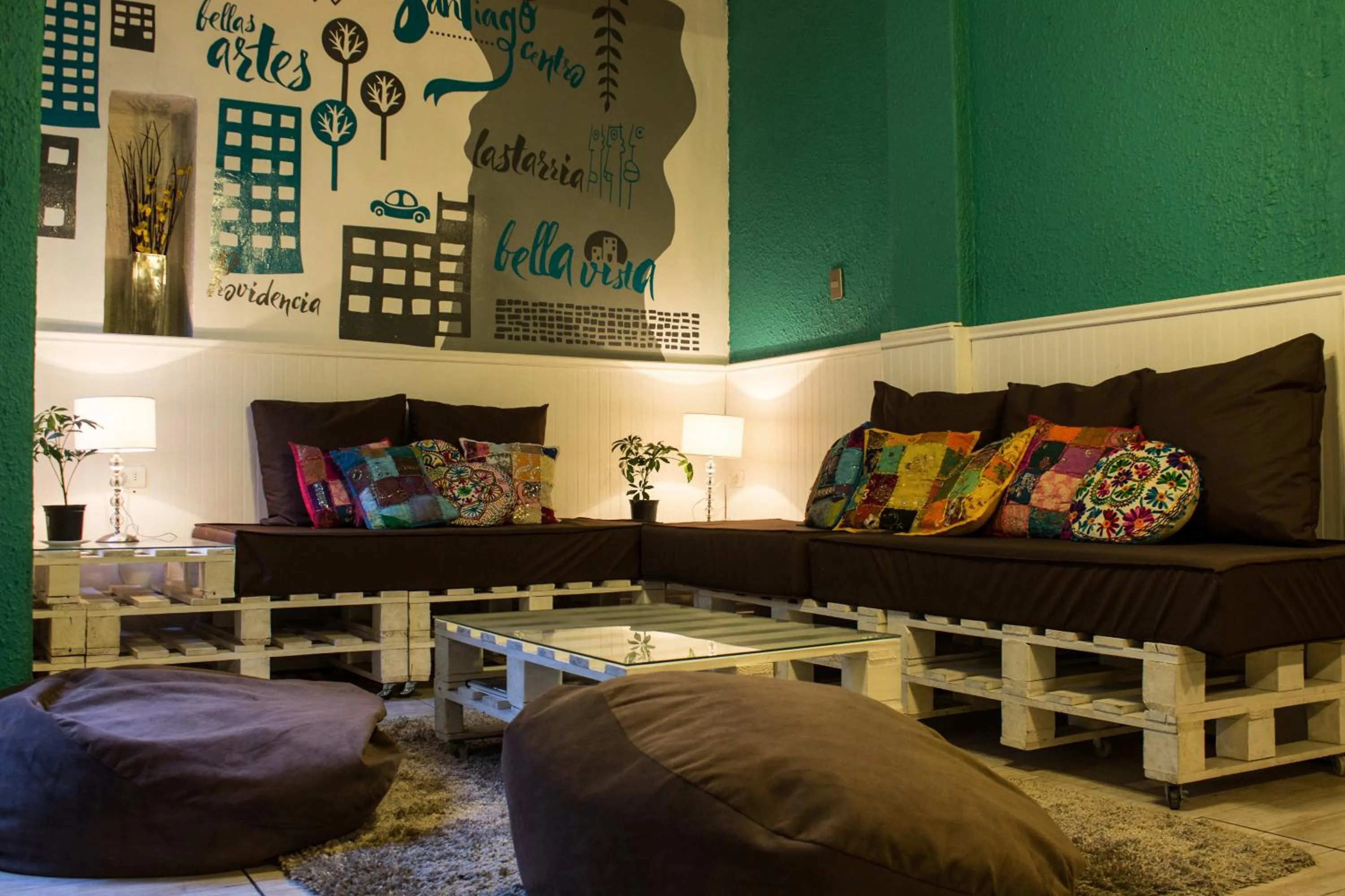 Communal lounge/ TV room in Hostal Forestal