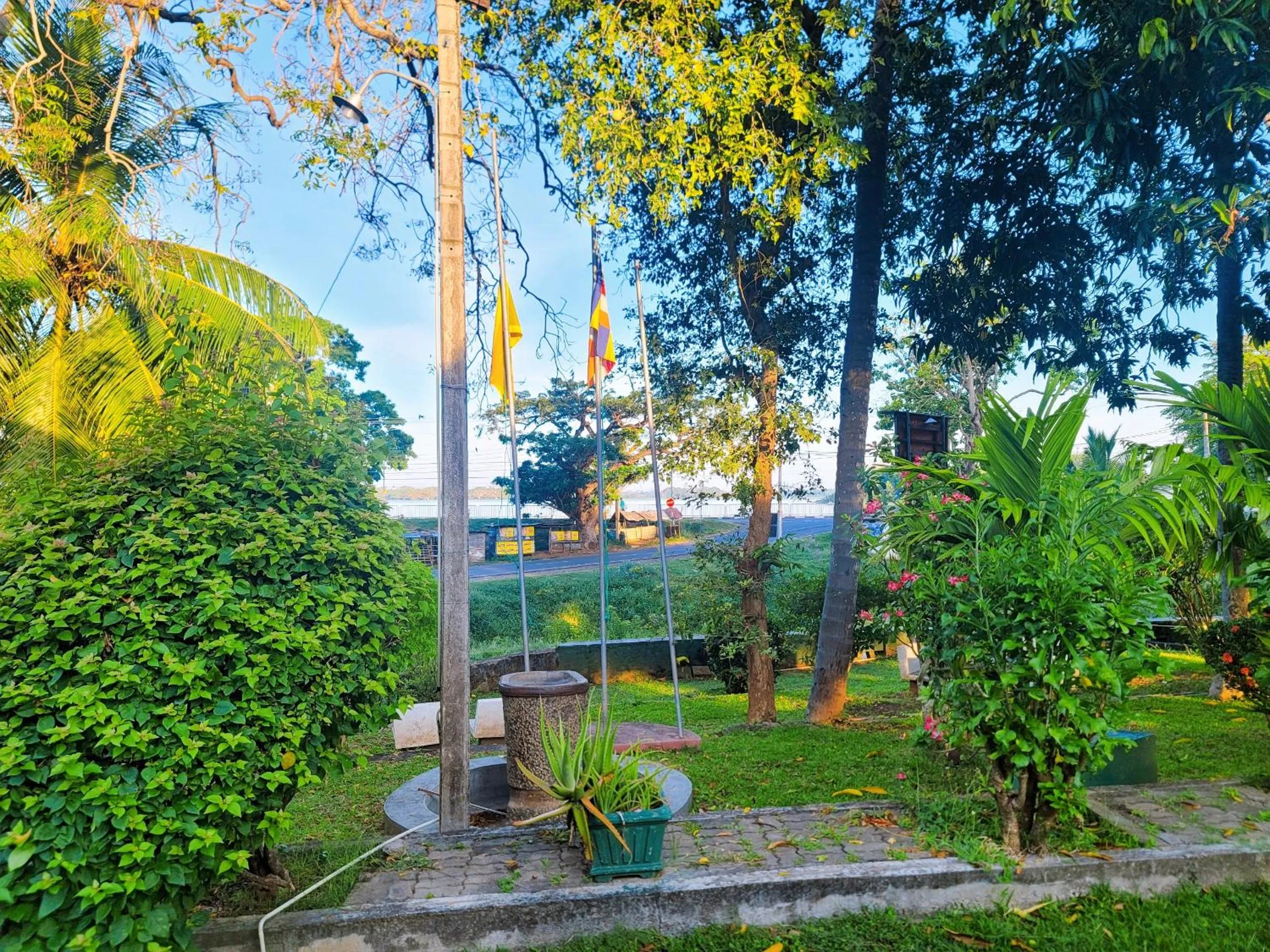 Garden in Lake Side Tourist Inn