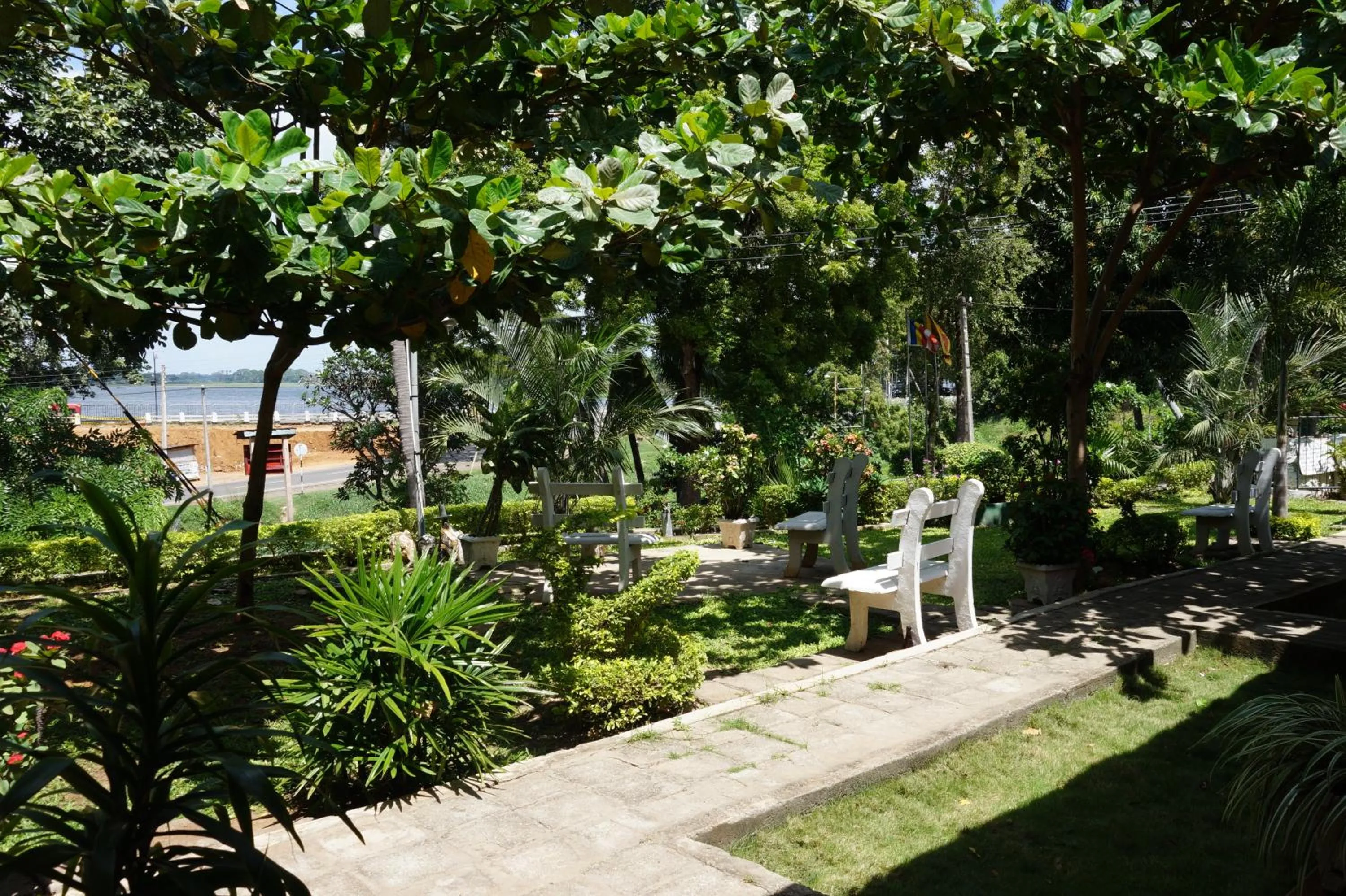 Lake Side Tourist Inn